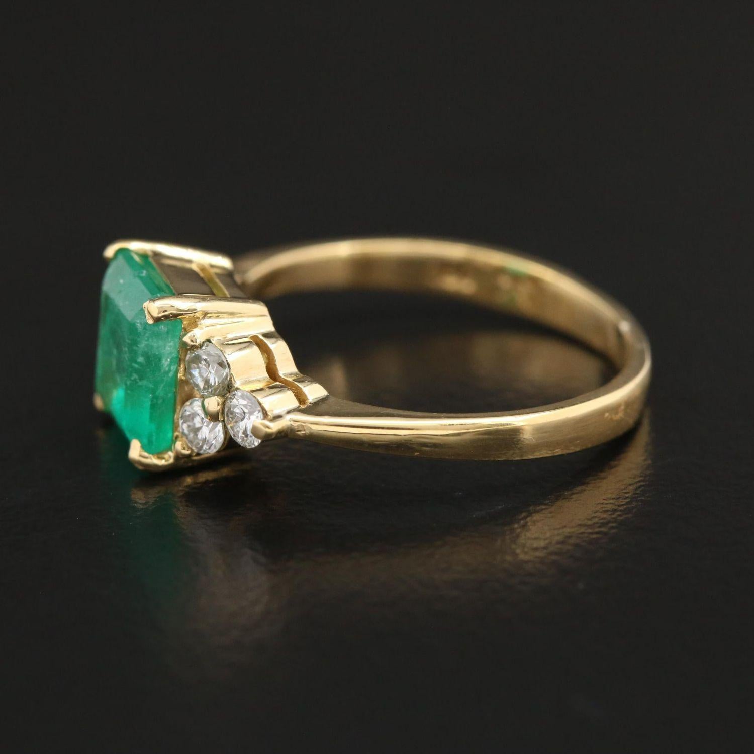 En vente :  Bague de fiançailles ancienne en émeraude, halo de diamants vintage 3