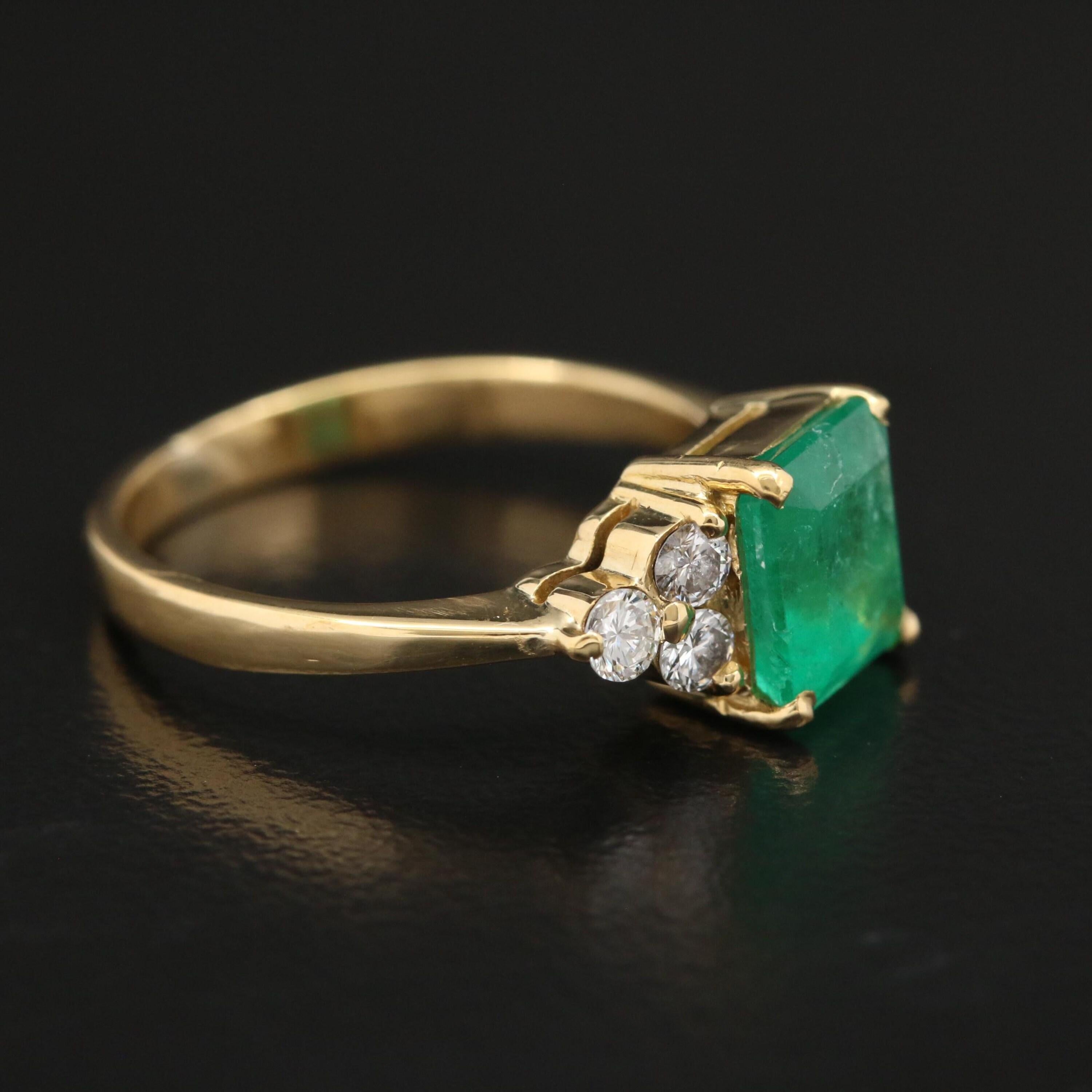 En vente :  Bague de fiançailles ancienne en émeraude, halo de diamants vintage 4