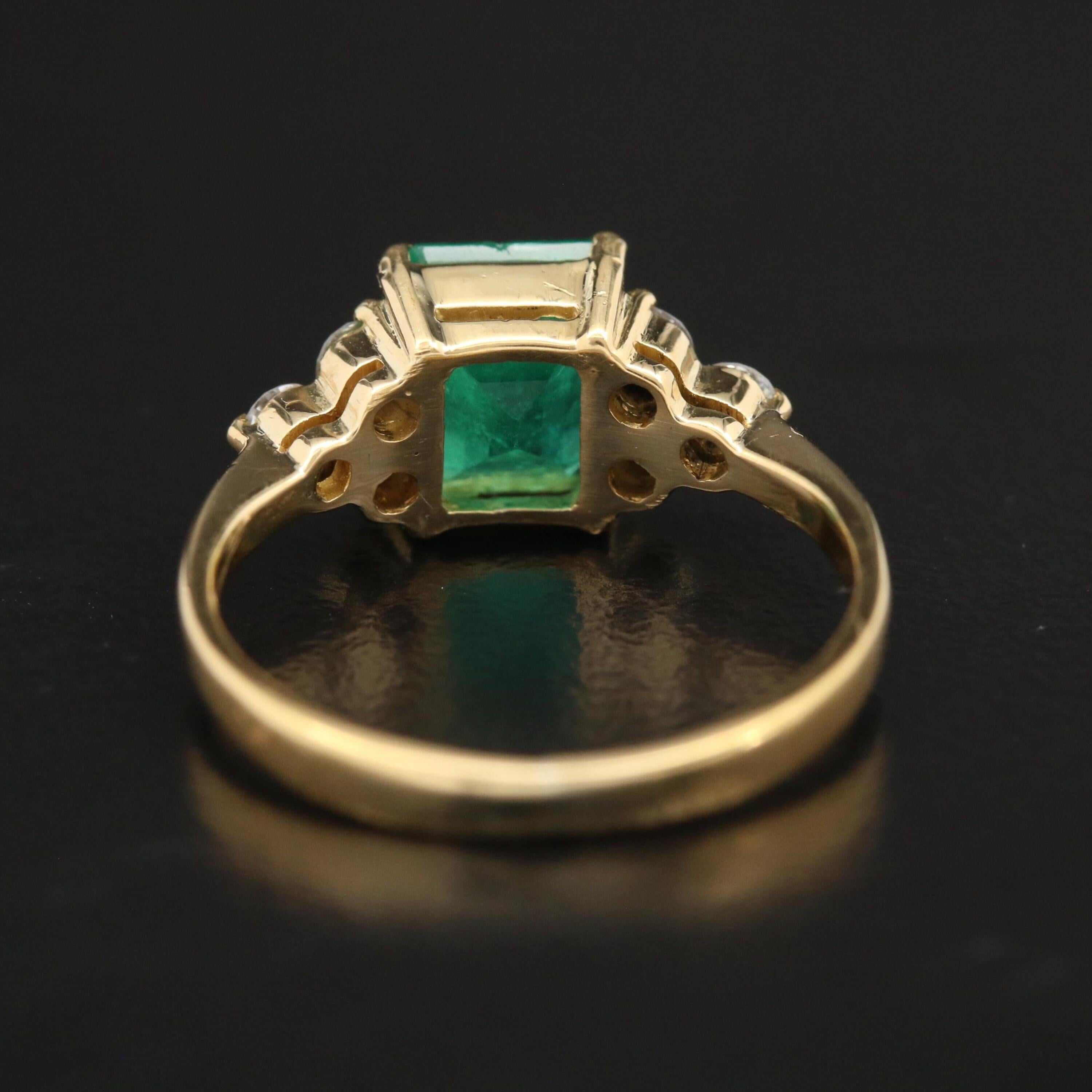 En vente :  Bague de fiançailles ancienne en émeraude, halo de diamants vintage 5