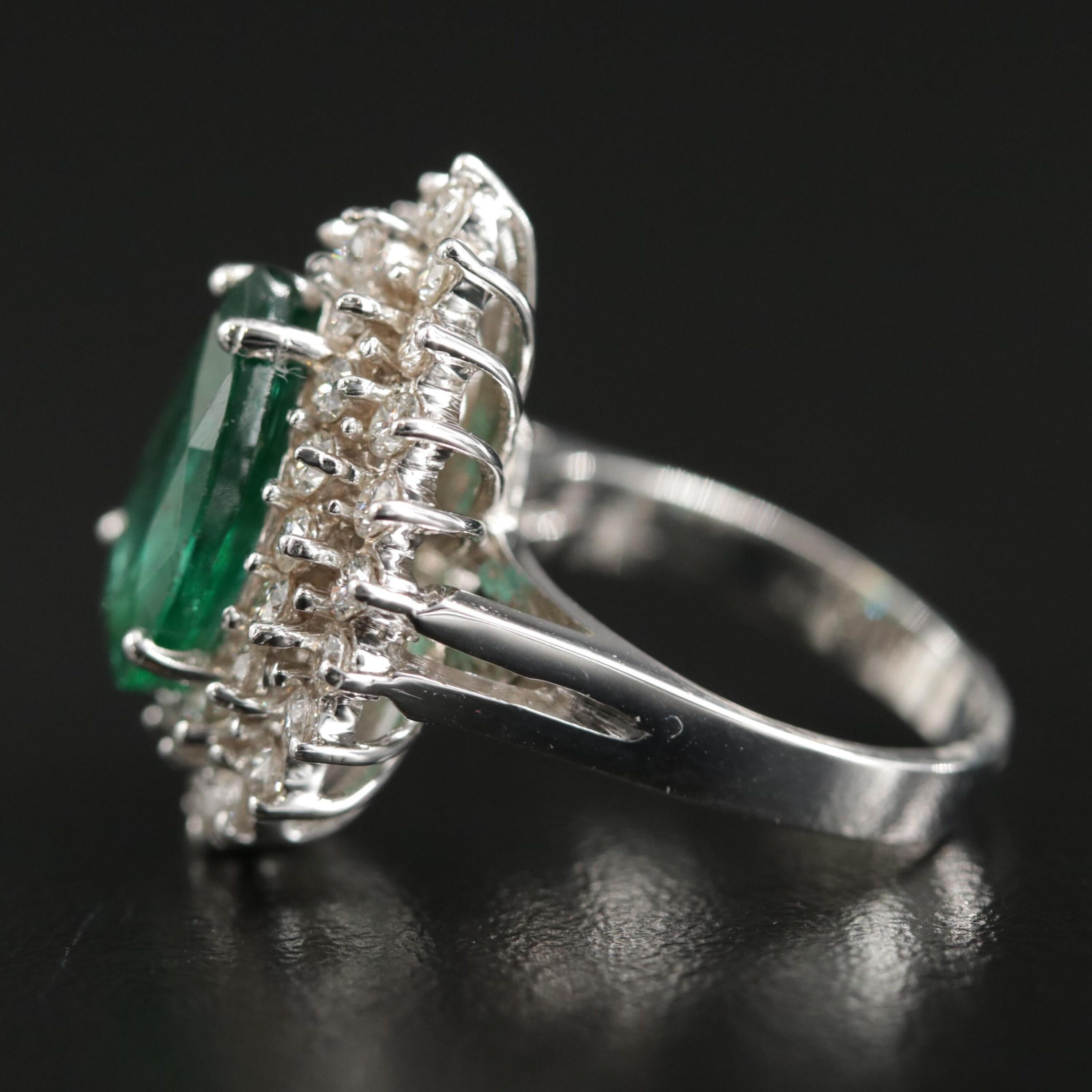 Im Angebot: 18 Karat Gold Verlobungsring mit 6 Karat natürlichem Smaragd und Diamant im antiken Art-déco-Stil () 4