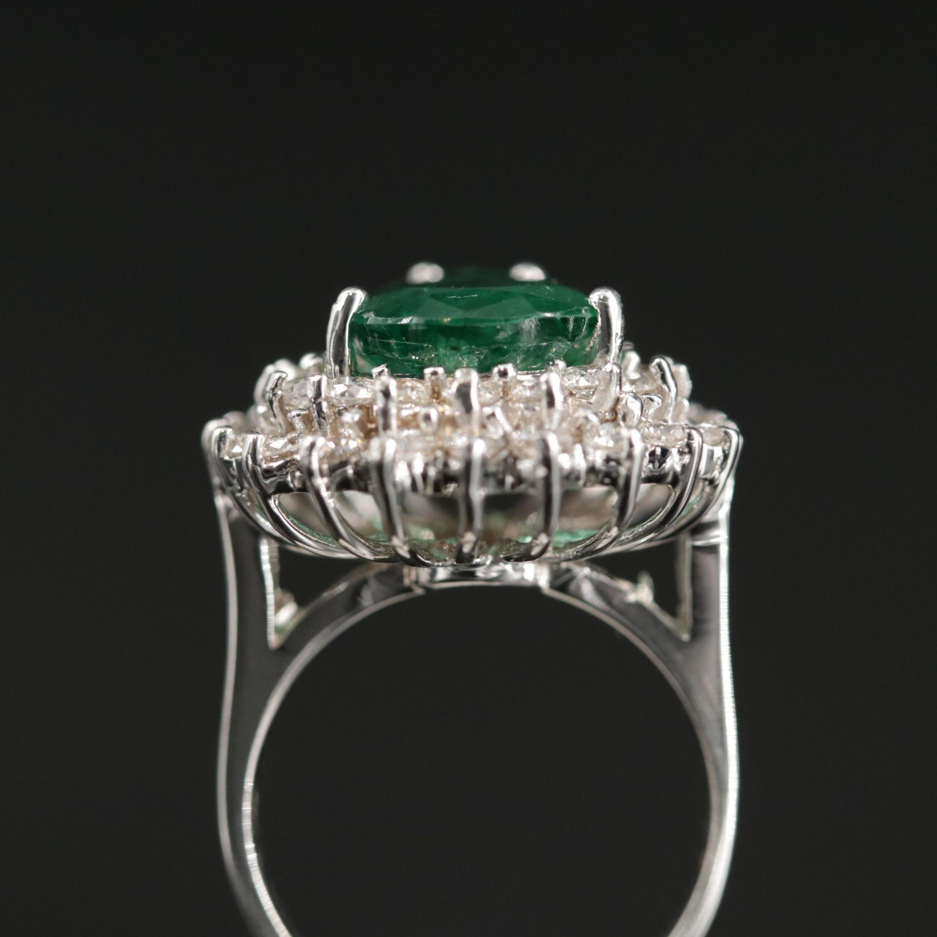 Im Angebot: 18 Karat Gold Verlobungsring mit 6 Karat natürlichem Smaragd und Diamant im antiken Art-déco-Stil () 6