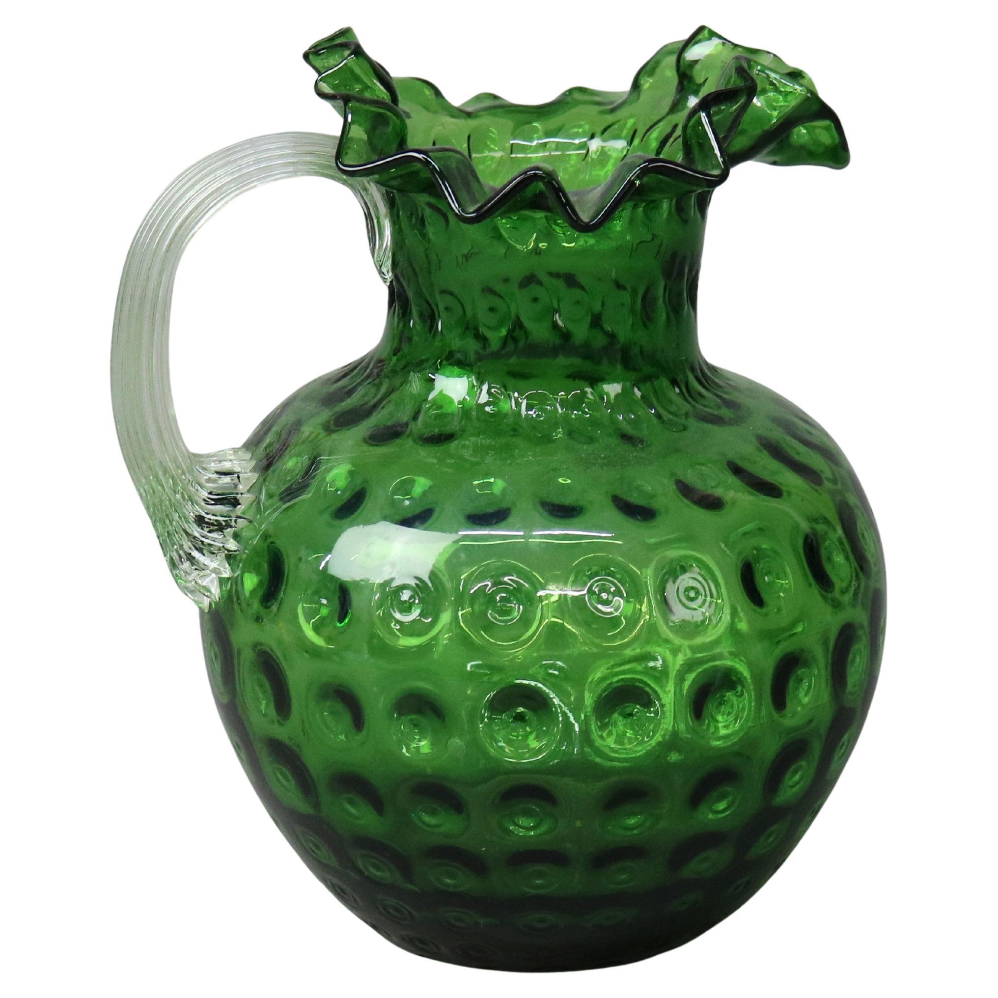 Brocca d'acqua in vetro artistico scanalato verde smeraldo con motivo Coinspot C1890