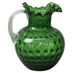 Antigua jarra de agua acanalada de vidrio artístico verde esmeralda con motivo de mancha de monedas C1890