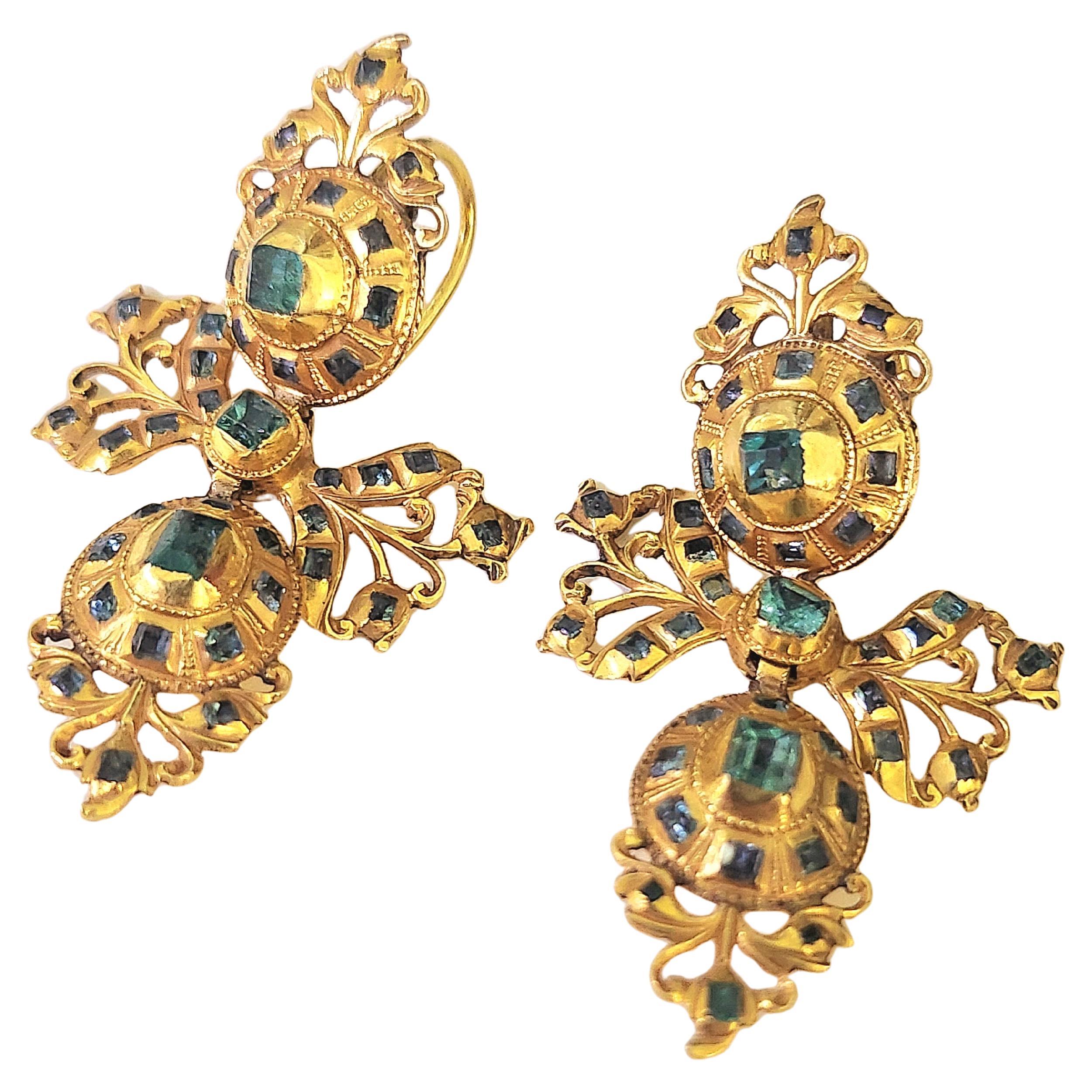 Donna Orecchini in oro con smeraldo della fine del XVIII secolo in vendita