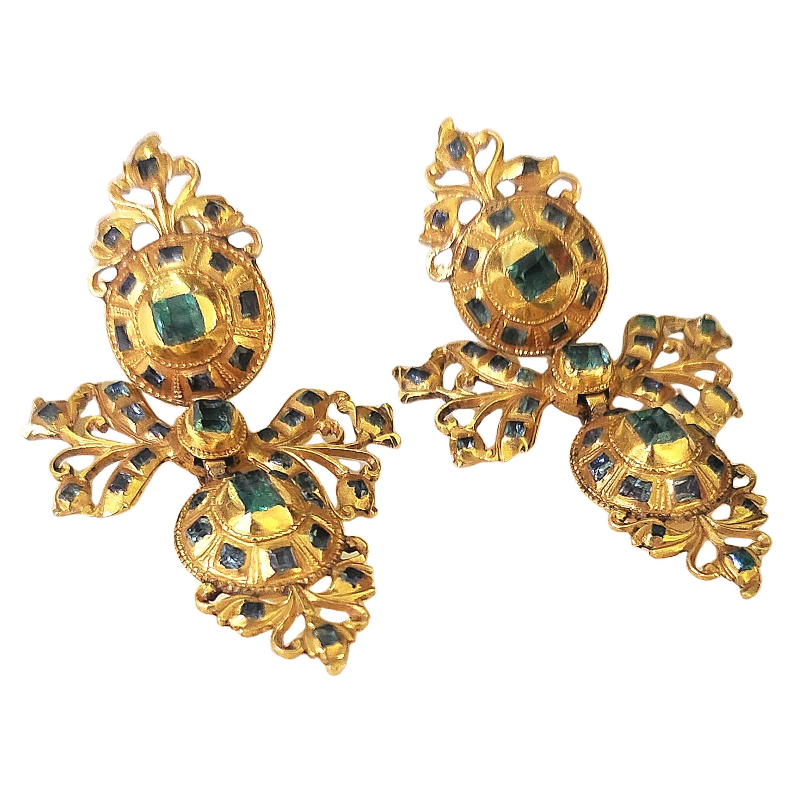 Orecchini antichi della fine del XVIII secolo in oro 18k a forma di nastro con una stima di smeraldi naturali di 3 carati e un peso totale in oro di 11 grammi Lunghezza orecchini 4,5 cm 