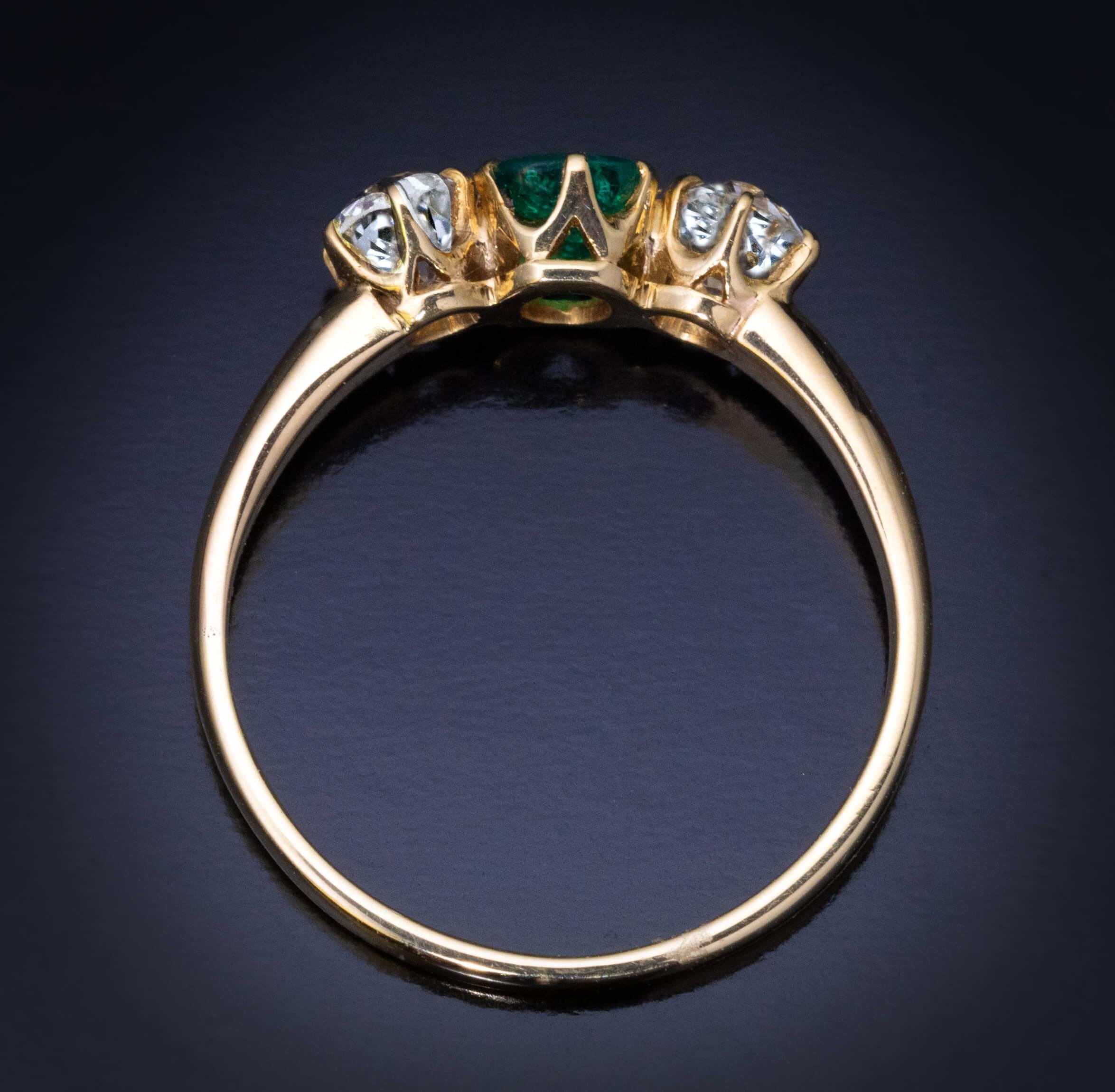 Antiker Smaragd Alt Mine Cut Diamant Drei Stein Gold Ring (Viktorianisch) im Angebot