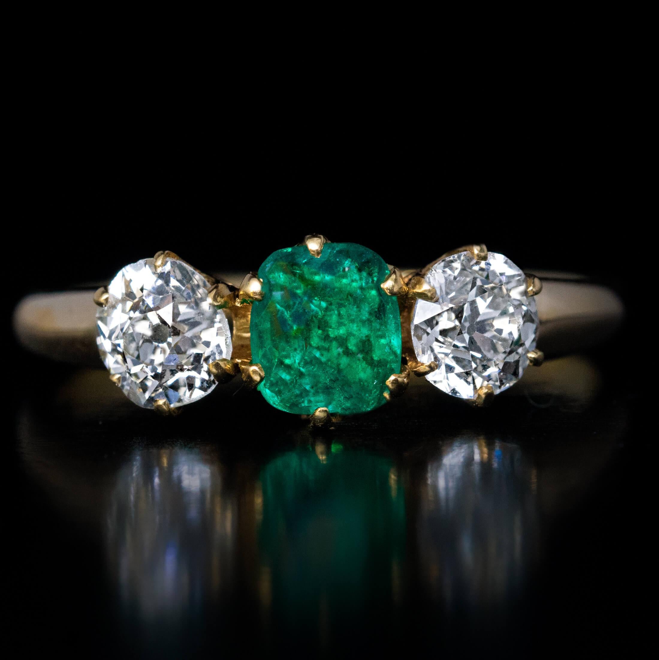 Antiker Smaragd Alt Mine Cut Diamant Drei Stein Gold Ring (Alteuropäischer Brillantschliff) im Angebot