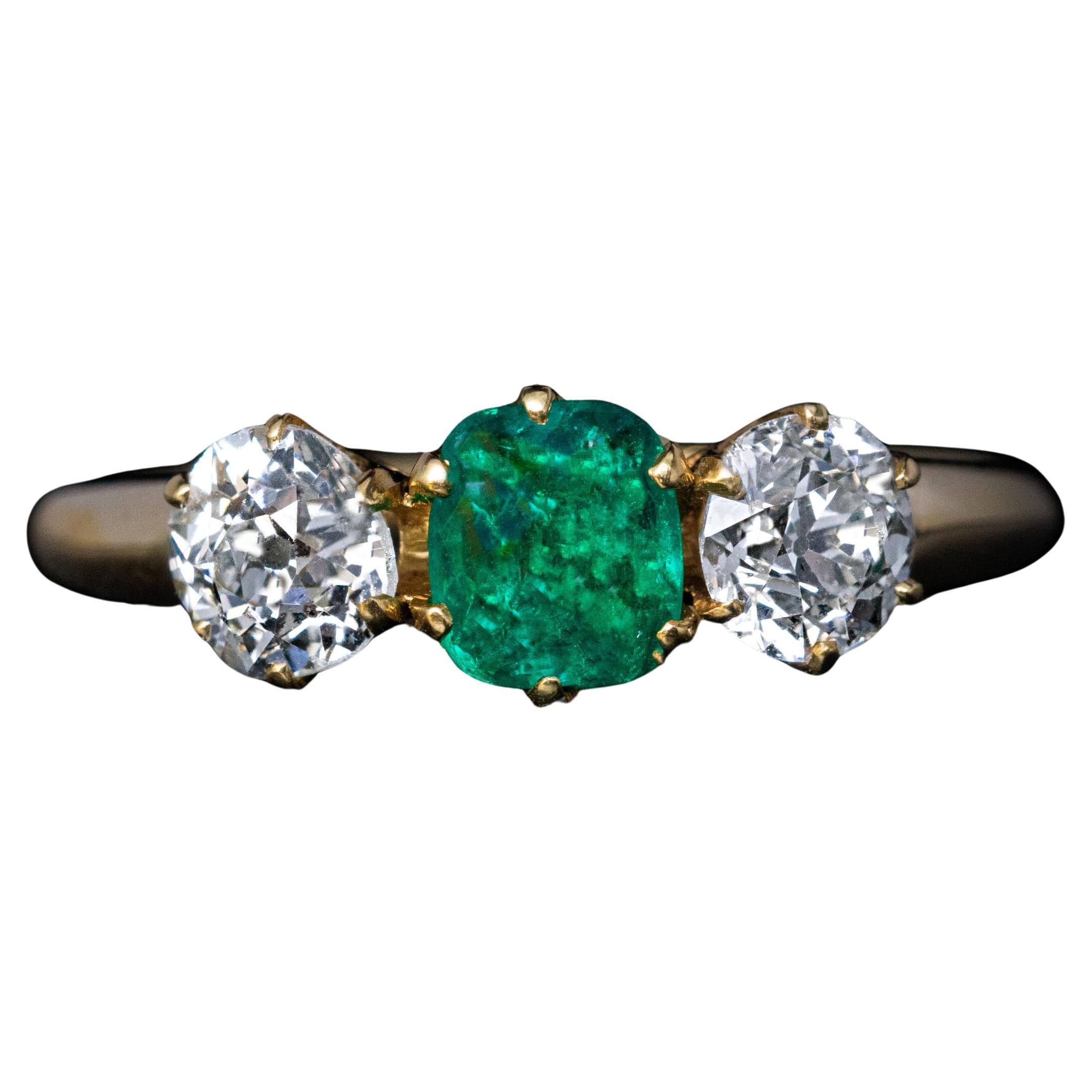 Antiker Smaragd Alt Mine Cut Diamant Drei Stein Gold Ring im Angebot