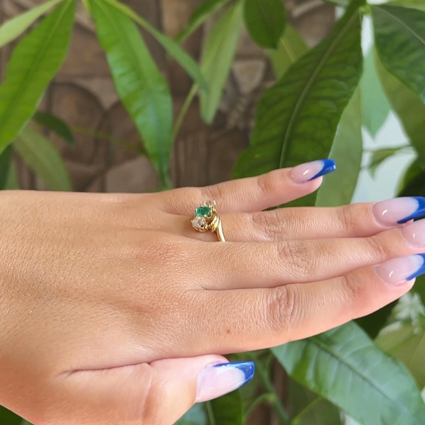Antique Emerald Old Mine Cut Diamonds 18 Karat Yellow Gold Three Stone Ring In Excellent Condition In Beverly Hills, CA