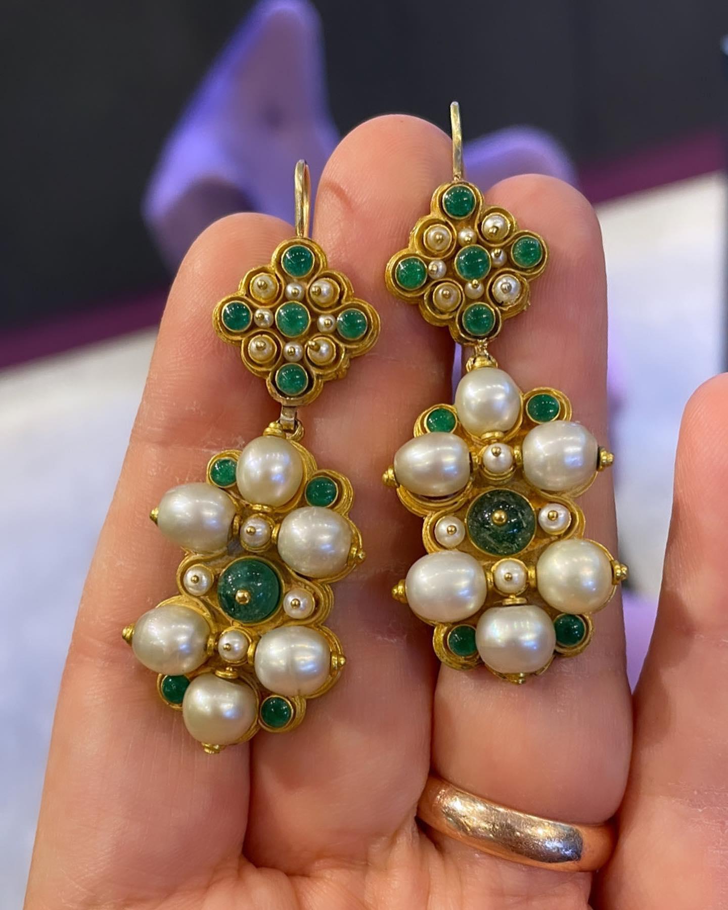 Antike Smaragd-Perlen- und Emaille-Brosche und Ohrringe-Set im Zustand „Hervorragend“ im Angebot in New York, NY