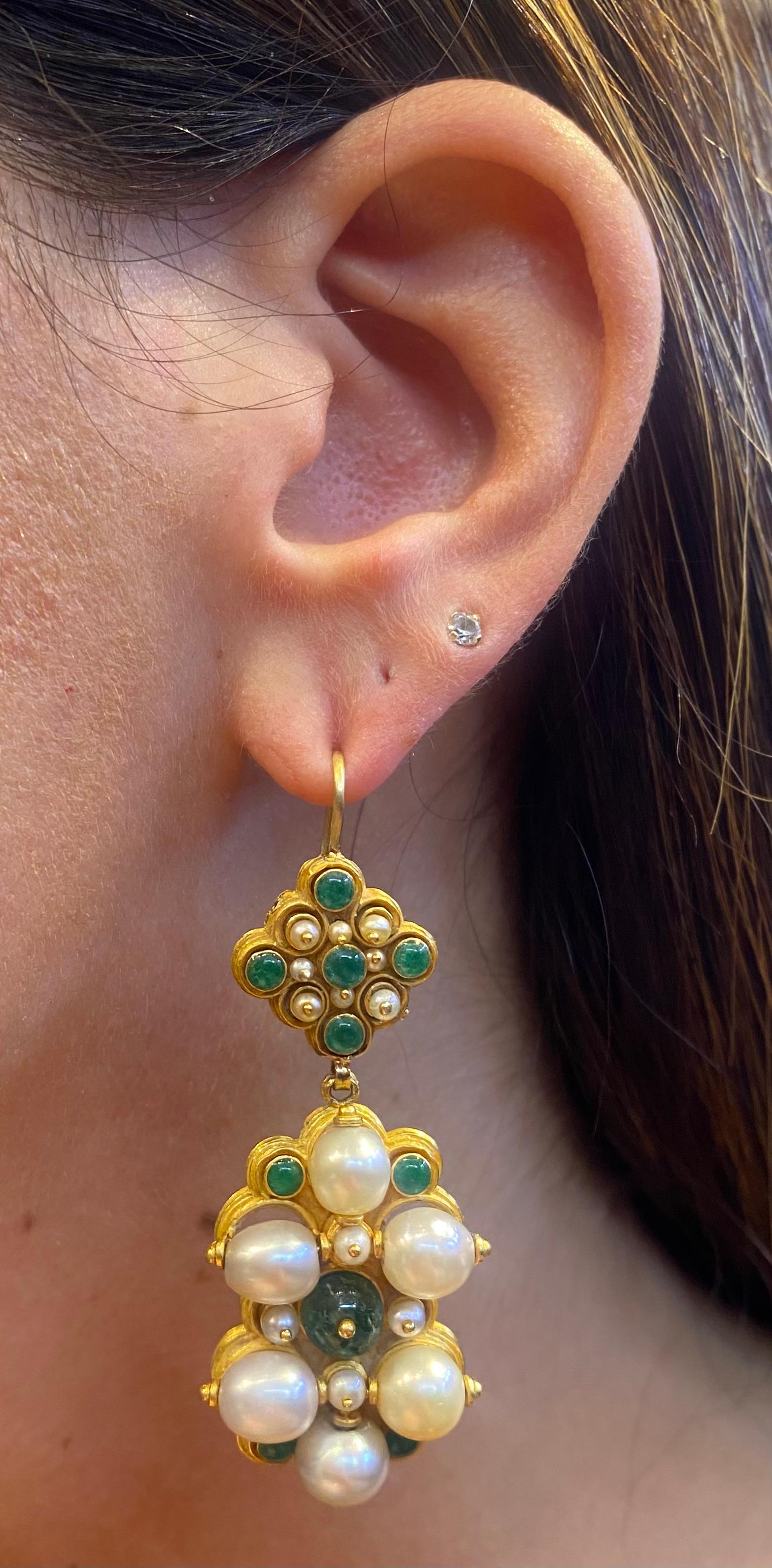 Antike Smaragd-Perlen- und Emaille-Brosche und Ohrringe-Set Damen im Angebot