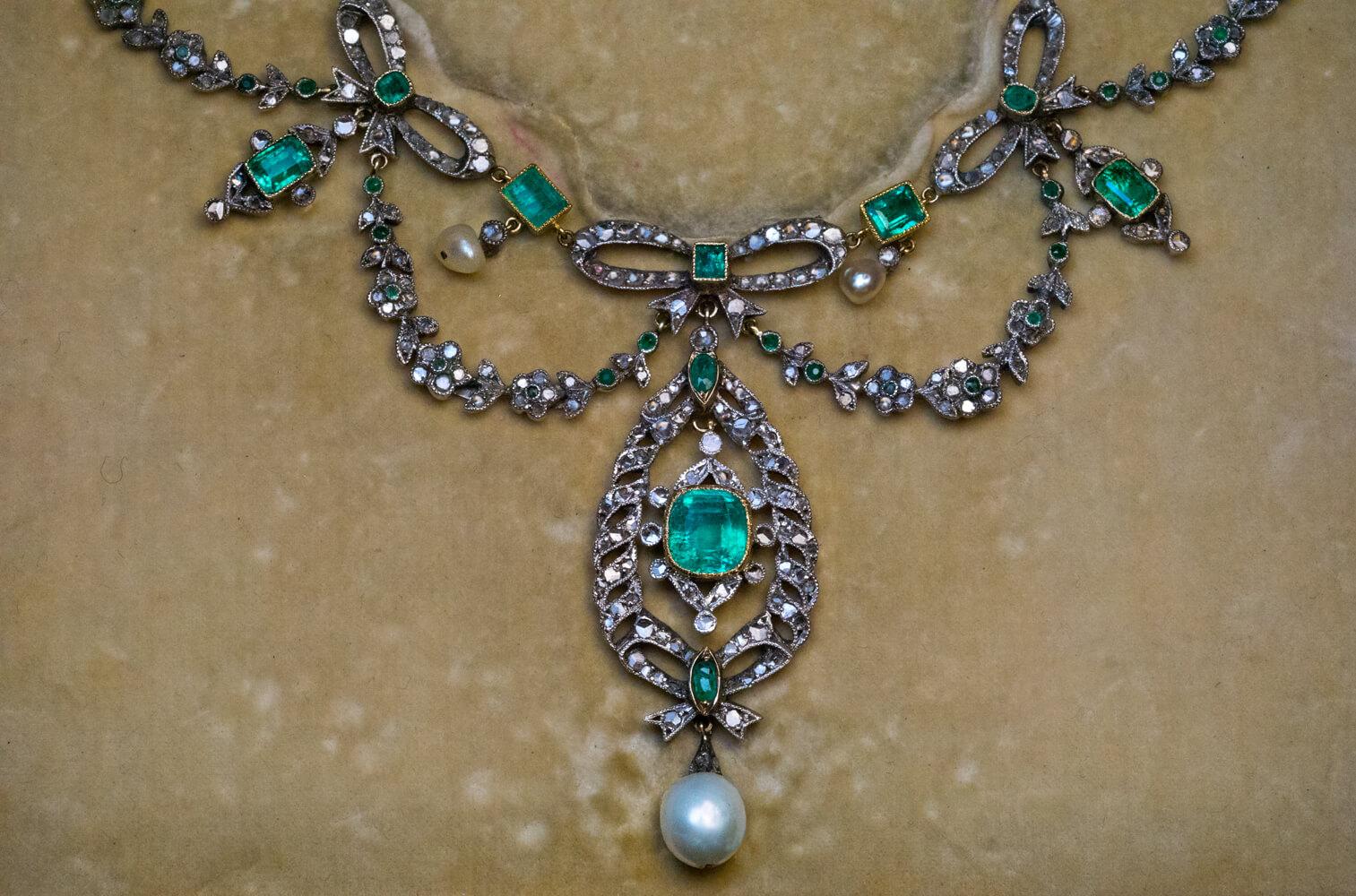 Antique Emerald Pearl Diamond Garland Style Necklace In Excellent Condition In Chicago, IL