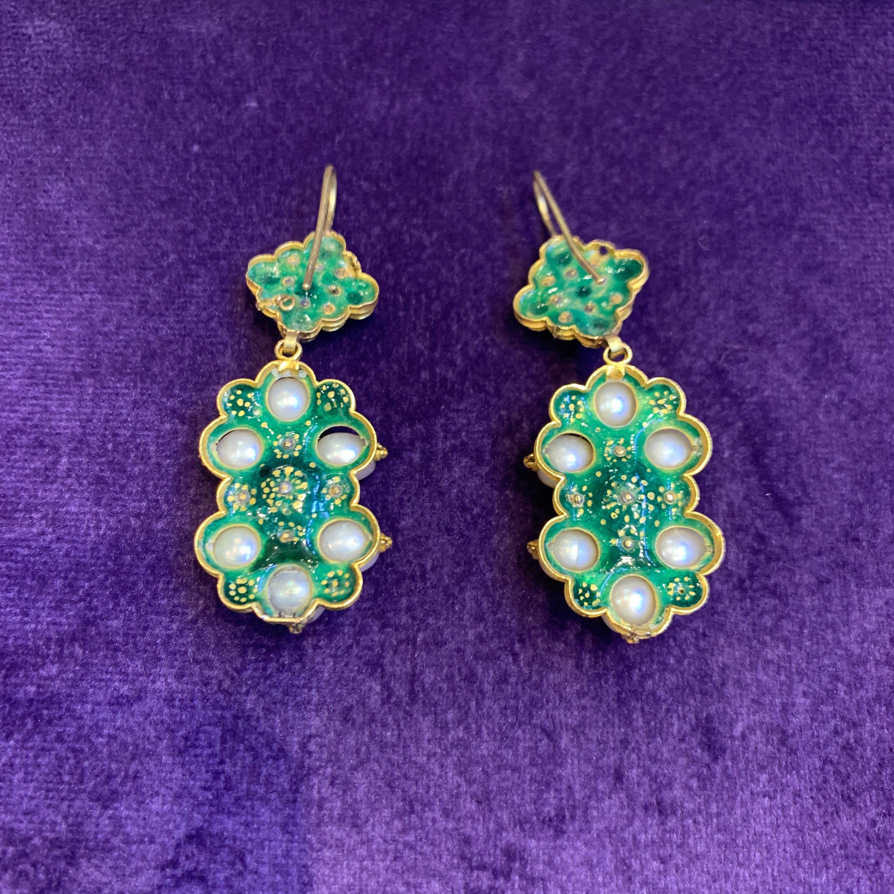 Antike Smaragd Perle & Emaille Ohrringe im Angebot 2