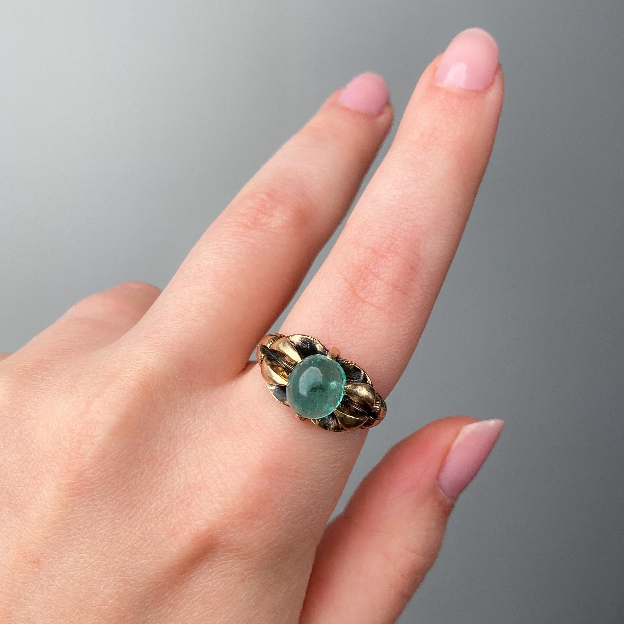 Antique Emerald Ring of 10k Gold In Good Condition For Sale In Lewisburg, PA