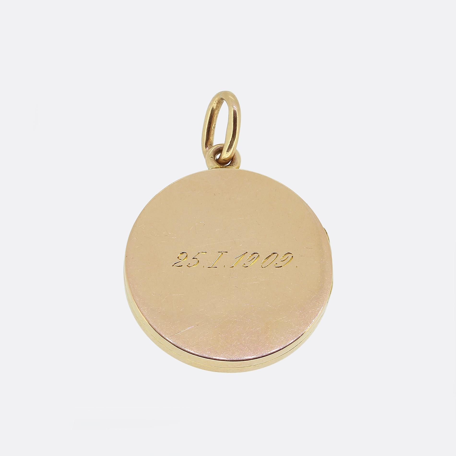 Qui abbiamo un raffinato ciondolo a forma di medaglione risalente all'epoca edoardiana. Questo pezzo antico è stato realizzato in oro 14ct in una forma arrotondata e presenta un design minimalista con tre file verticali di gemme. La fila di sinistra