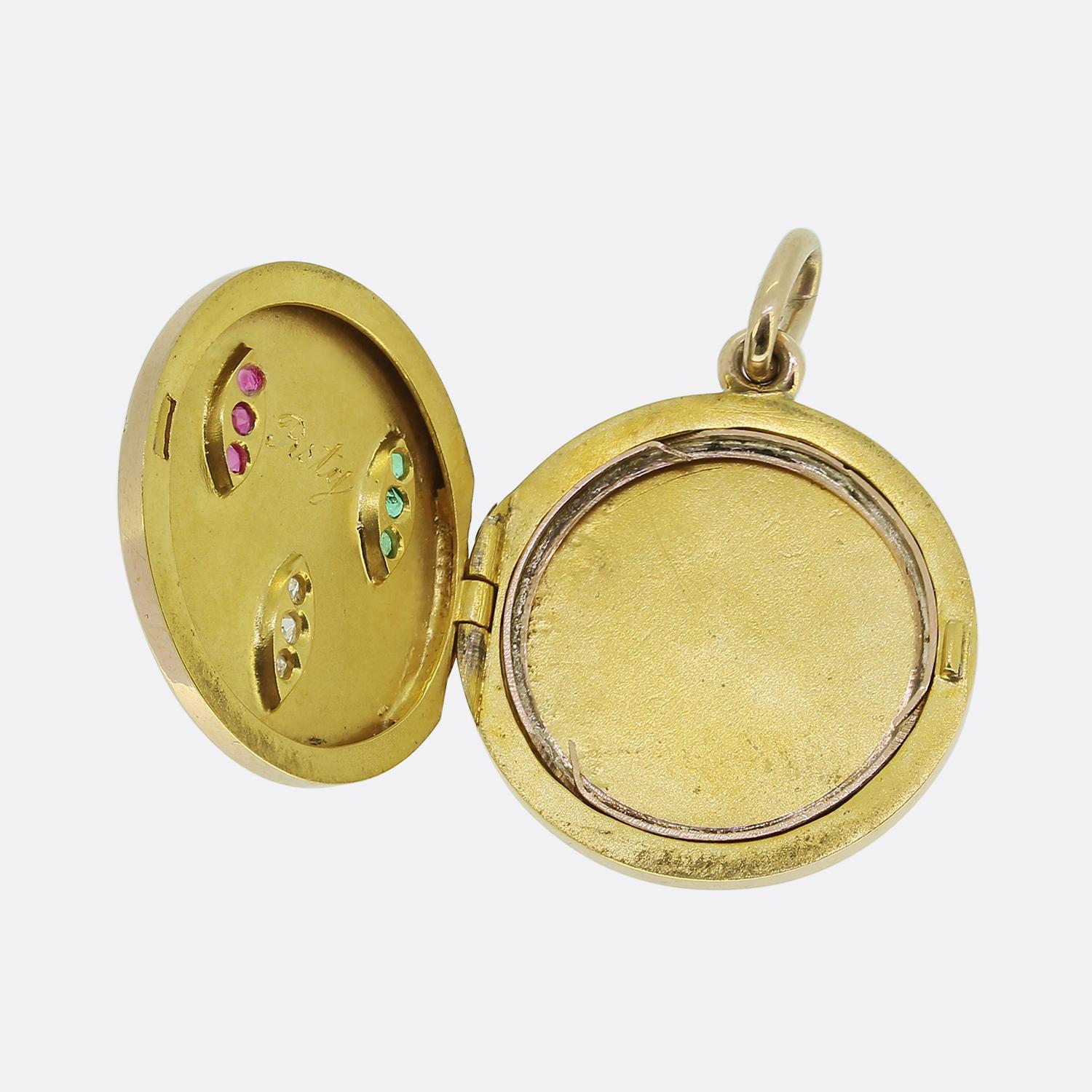 Taglio rotondo Ciondolo antico con rubino smeraldo e diamanti in vendita