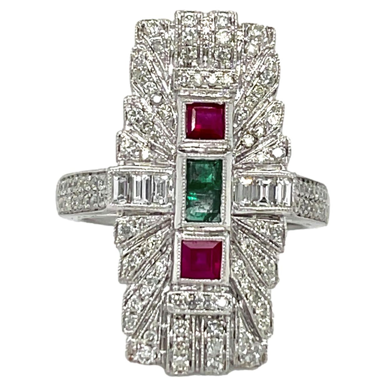 Bague ancienne en or blanc 14k ornée d'émeraudes, de rubis et de diamants en vente