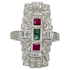 Bague ancienne en or blanc 14k ornée d'émeraudes, de rubis et de diamants