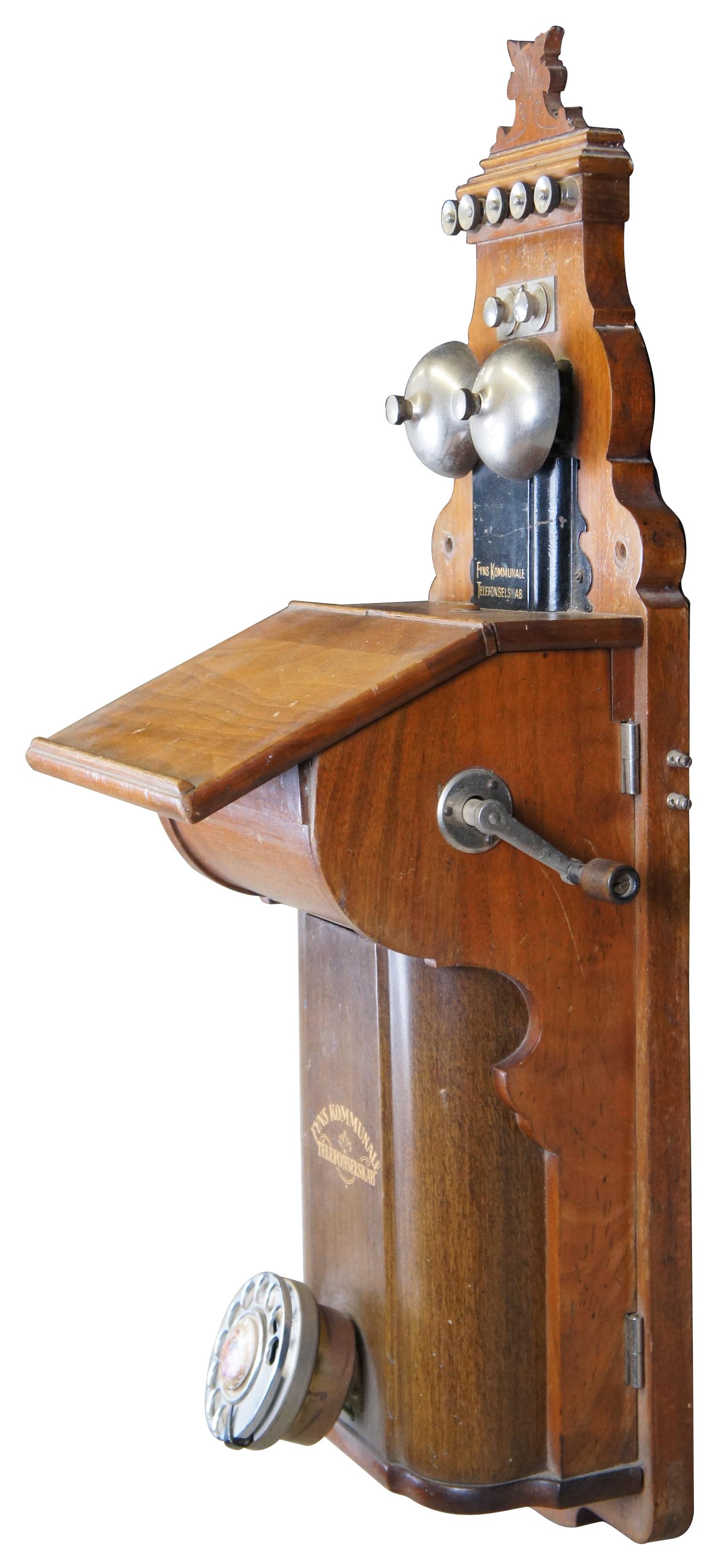 Antique Danish Edwardian Emil Moller wall phone featuring oak case with Aesthetic styling and double bell. Fyrs Kommurale. Circa 1910. Measure: 27