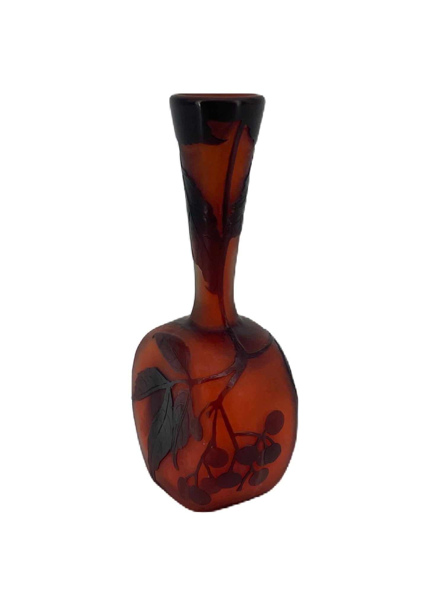 Petit vase français d'Emile Gallé en verre orange. Signé Galle