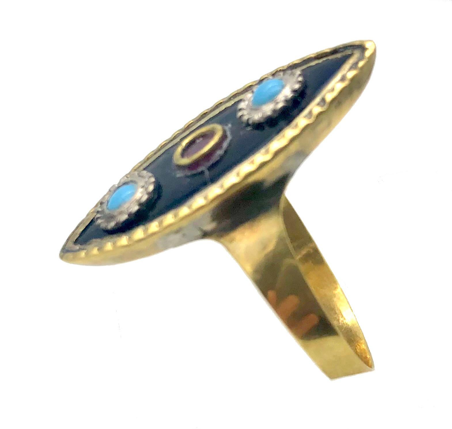 Diese ungewöhnliche navettenförmige  Der Empire-Ring aus 10-karätigem Gold wurde um 1800 in Handarbeit hergestellt und ist mit zwei Türkis-Cabochons und einem roten Strassstein besetzt. 
Der Ringkopf misst 2,8 x 1,2 cm. 