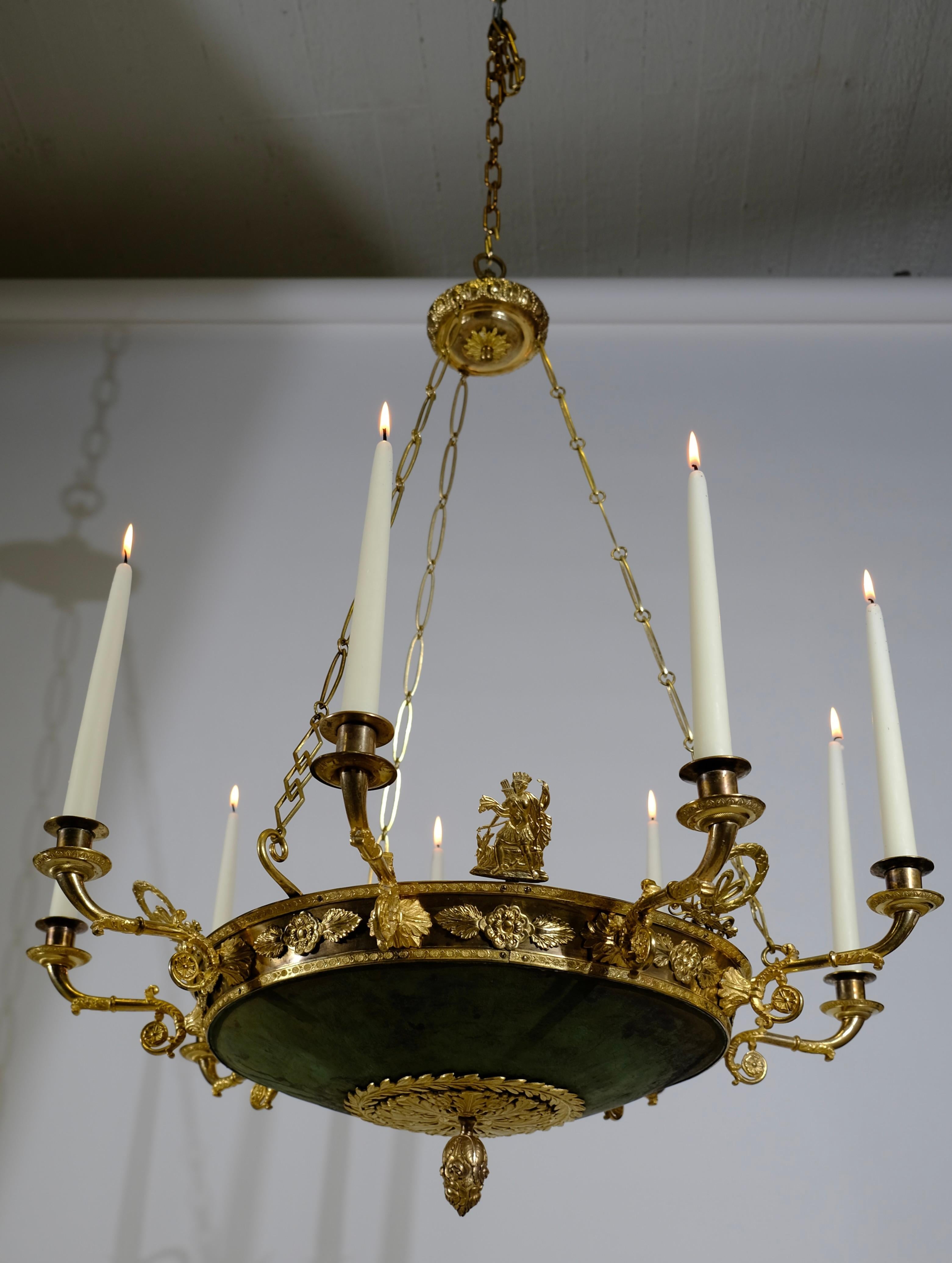 Patiné Lustre Empire Antiques à 9 lumières. Fabriqué vers 1820 en vente