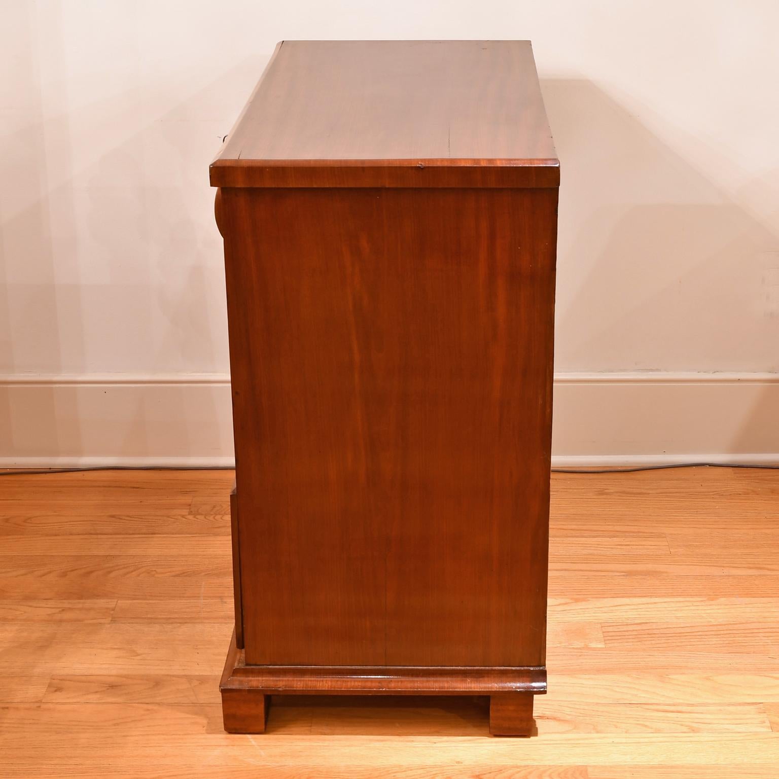 Antique Empire/ Biedermeier Chest of Drawers in West Indies Mahogany, c. 1825 In Good Condition For Sale In Miami, FL