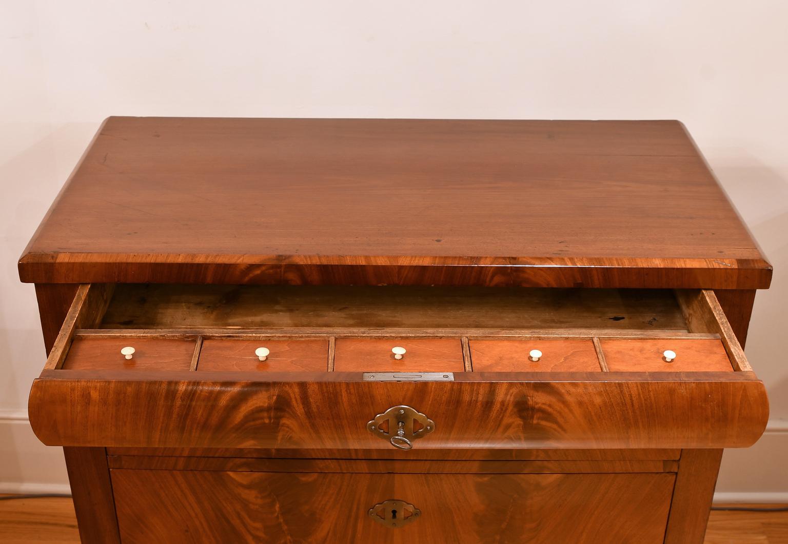 Antique Empire/ Biedermeier Chest of Drawers in West Indies Mahogany, c. 1825 For Sale 3