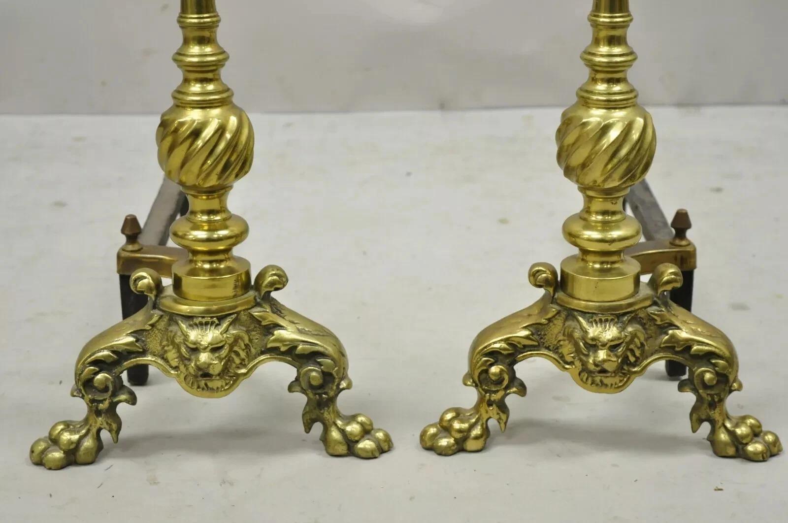 Antique French Empire Brass Lion Head Spiral Twist Paw Feet Cast Iron Andirons - una coppia. Circa all'inizio del XX secolo. Misure: 24