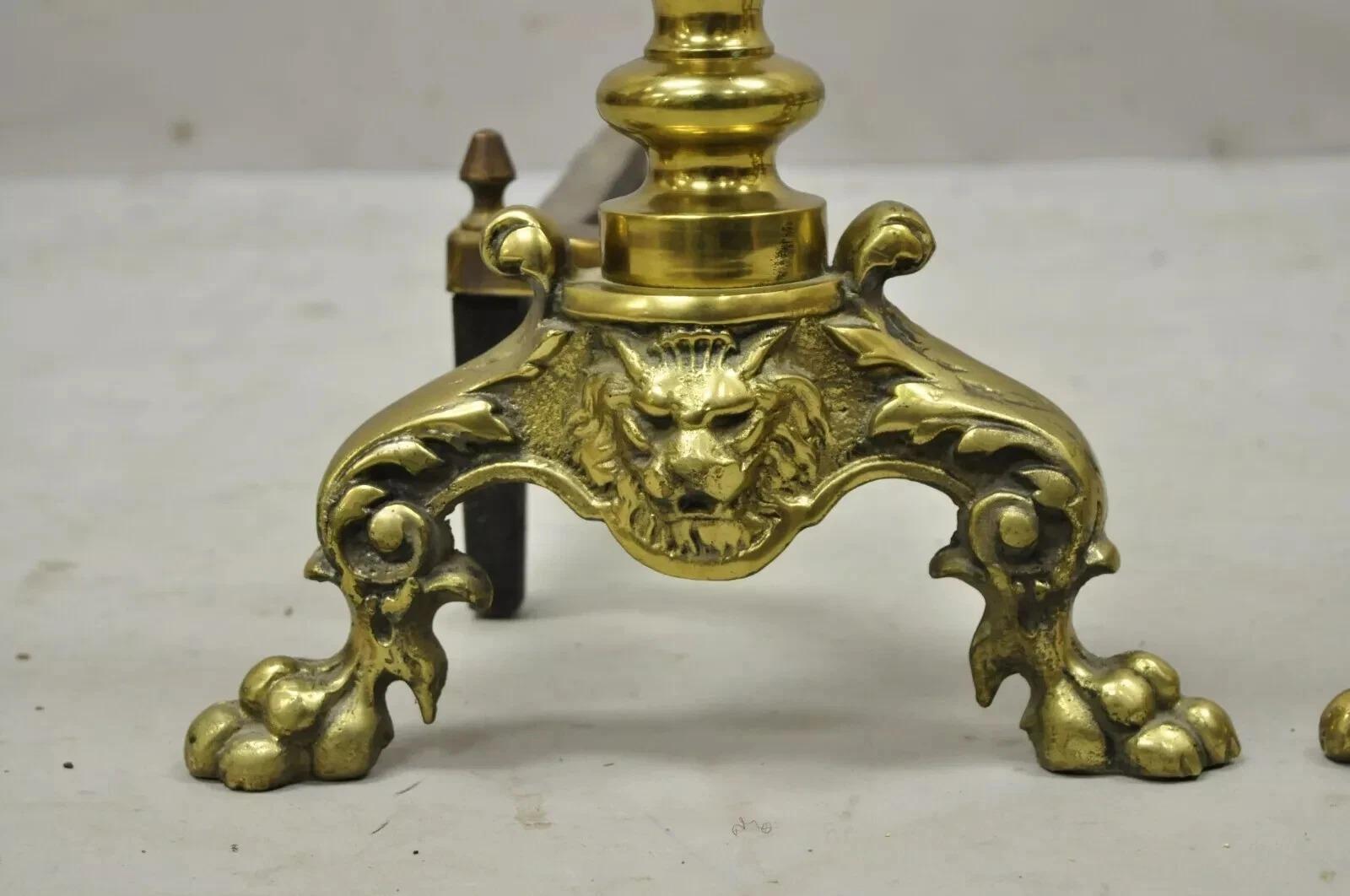 Stile impero Antico impero in ottone e ghisa con testa di leone e piedi a zampa di leone - una coppia in vendita