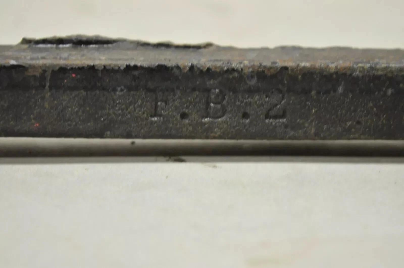 Ottone Antico impero in ottone e ghisa con testa di leone e piedi a zampa di leone - una coppia in vendita