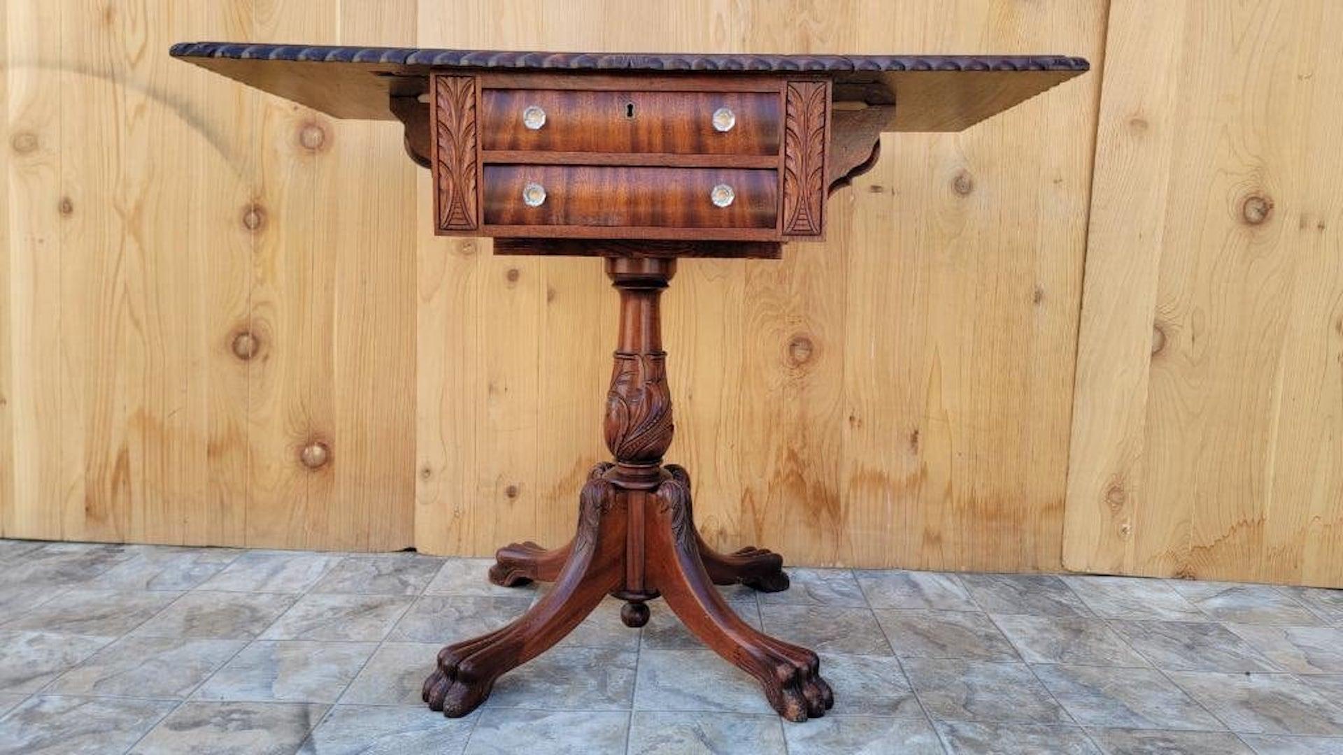 Ancienne table de travail/côté de couture Empire en acajou flammé sculpté à 2 tiroirs à abattant

Cette magnifique table de travail et d'appoint pour la couture, équilibrée et proportionnée, est fabriquée en acajou flammé lustré du XIXe siècle.