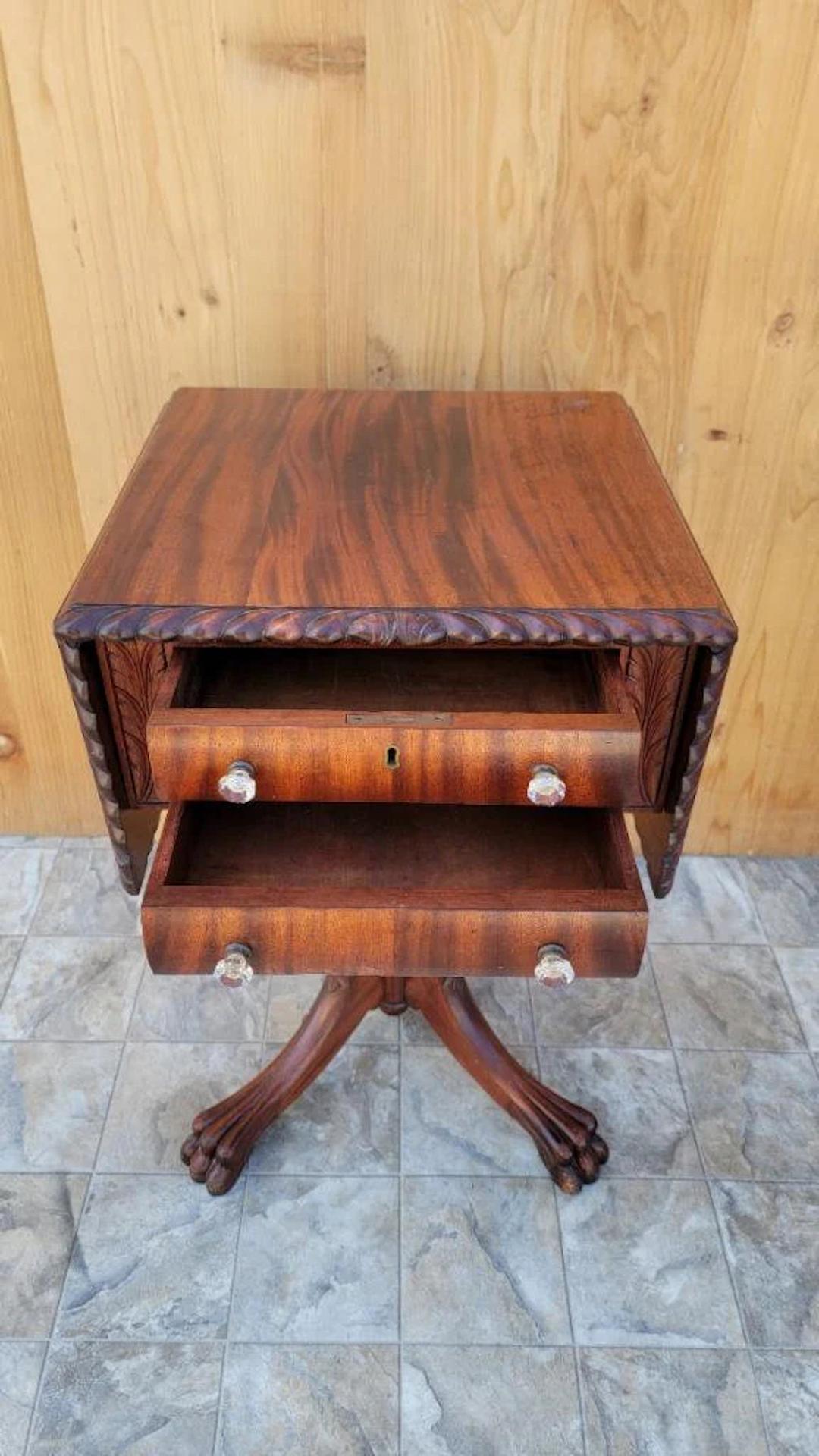 Inconnu Ancienne table de travail/côté à feuilles tombantes en acajou sculpté de l'Empire Antiques en vente