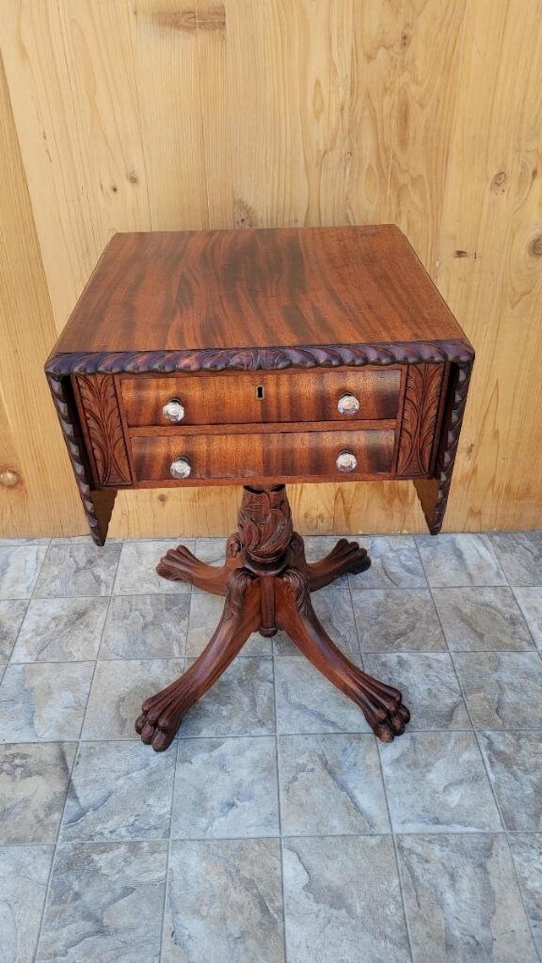 Ancienne table de travail/côté à feuilles tombantes en acajou sculpté de l'Empire Antiques Bon état - En vente à Chicago, IL