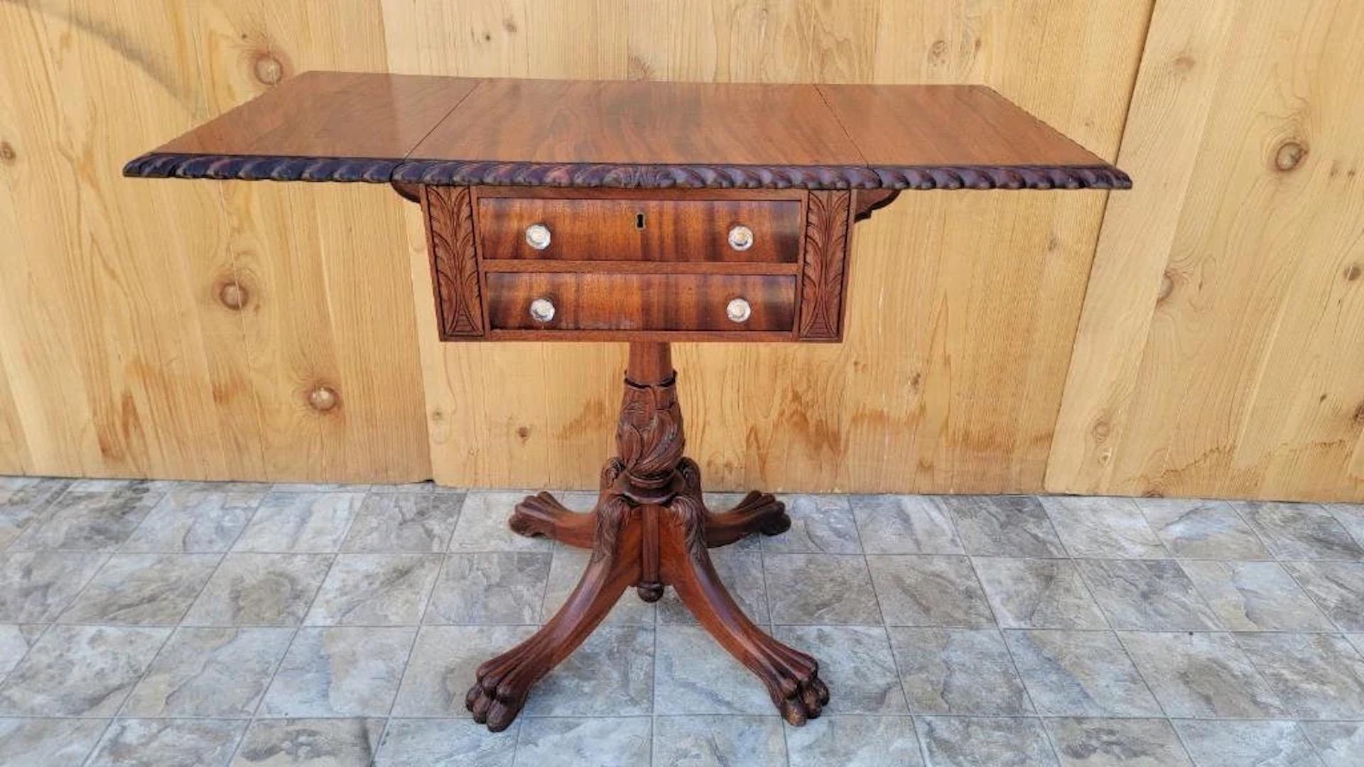 XIXe siècle Ancienne table de travail/côté à feuilles tombantes en acajou sculpté de l'Empire Antiques en vente