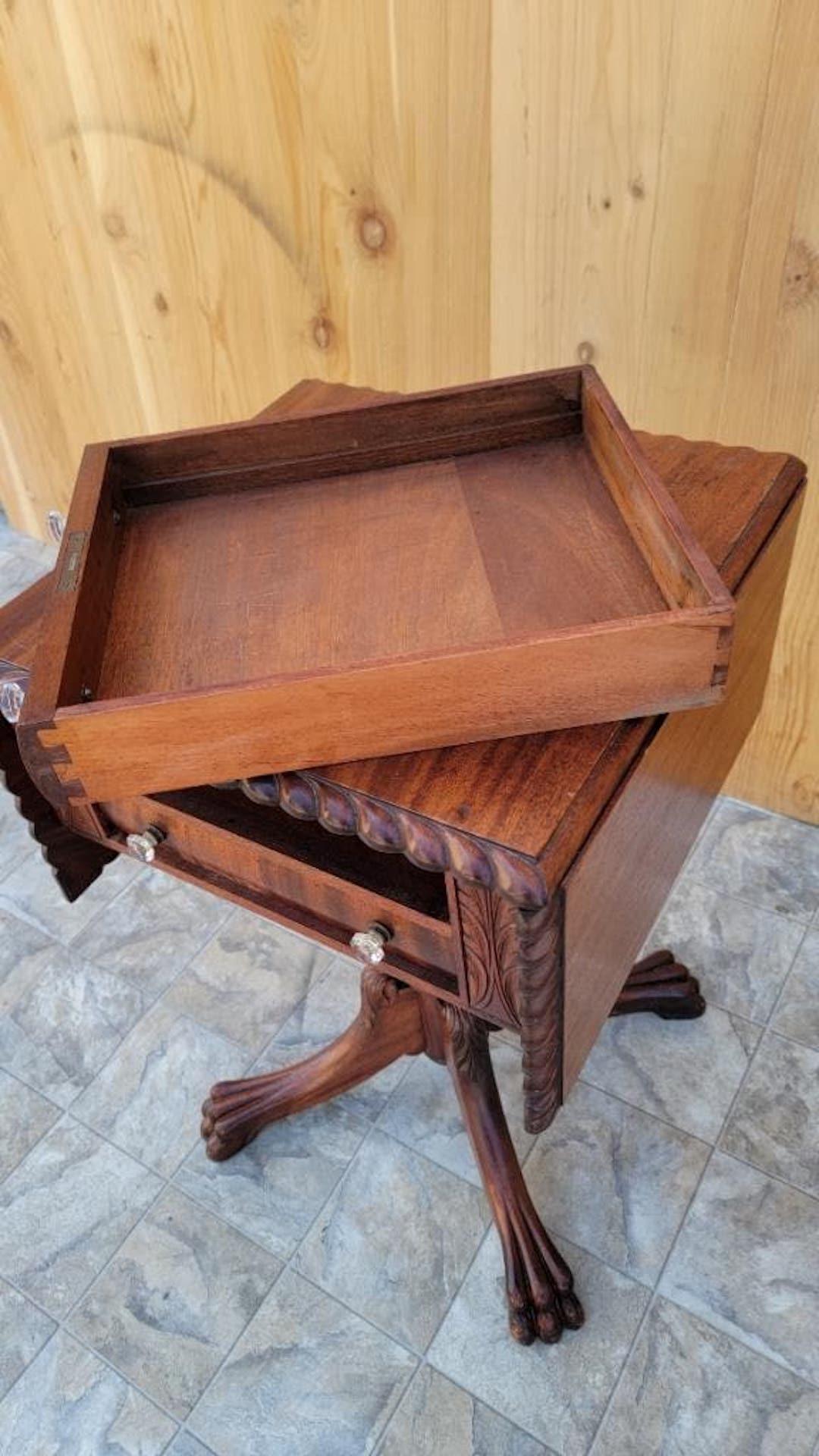 Ancienne table de travail/côté à feuilles tombantes en acajou sculpté de l'Empire Antiques en vente 3