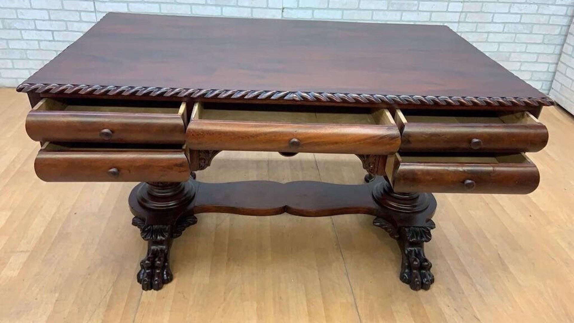 Bureau d'associé Empire Antique en acajou sculpté

Ce magnifique bureau empire du début du XXe siècle est sculpté dans de l'acajou massif avec des pieds en pattes de lion, des colonnes d'acanthe et des motifs de corde. Chaque côté est équipé d'un