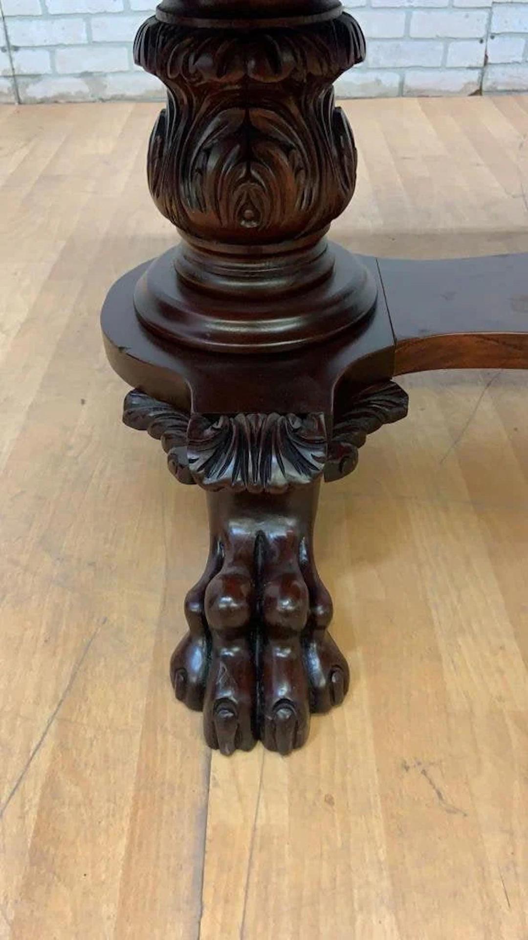 Sculpté à la main Bureau d'associé Empire Antique en acajou sculpté en vente