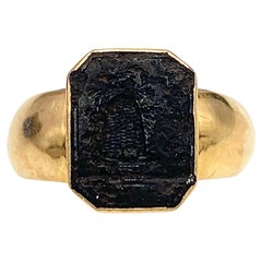 Antiker Empire-Ring aus 18 Karat Gold mit Gusseisen-Intaglio  Gentlemen Siegelring