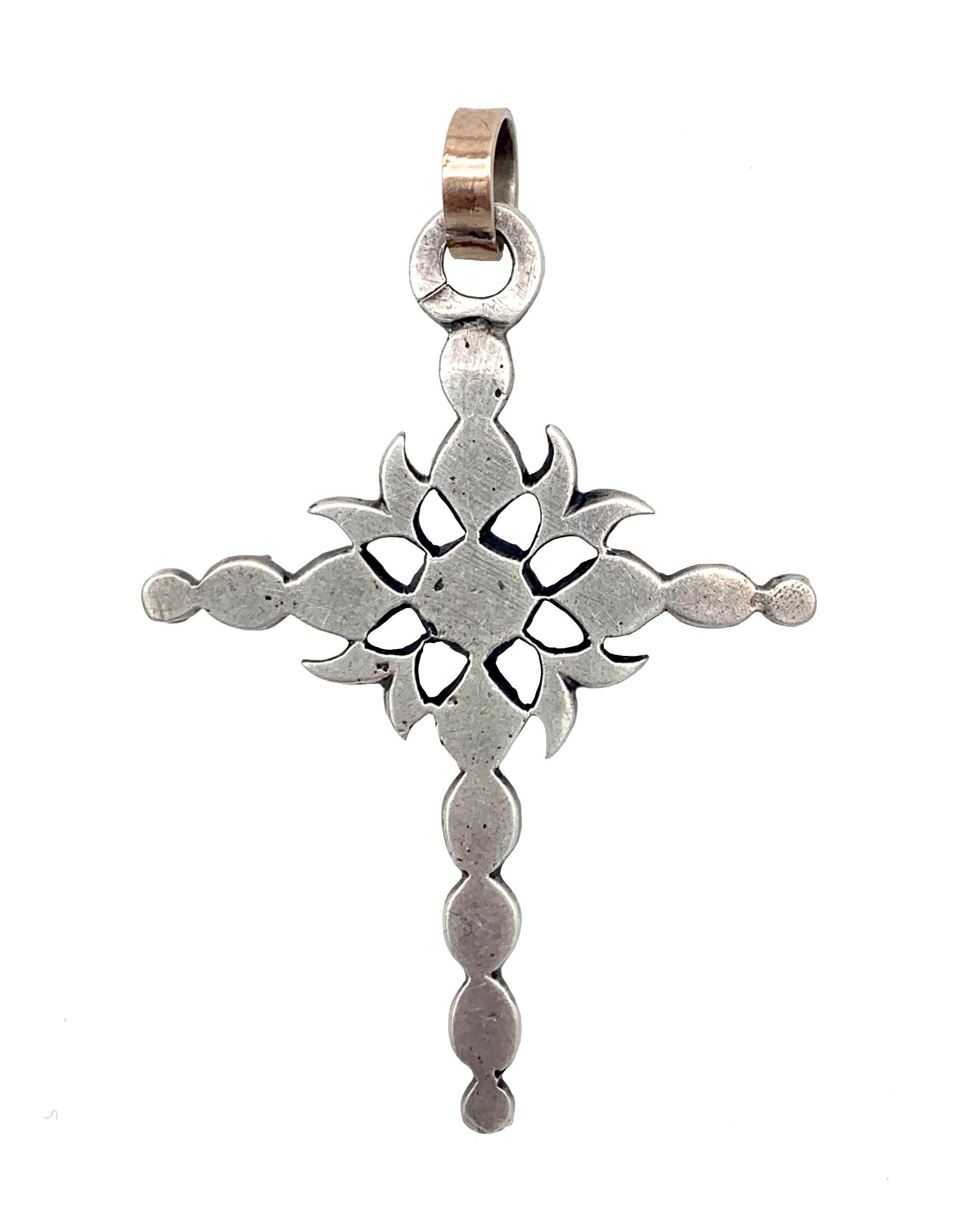 Dieses wunderschön gestaltete Kreuz ist mit rosafarbenen Diamanten in Chaton-Fassung besetzt und in Silber gefasst. 