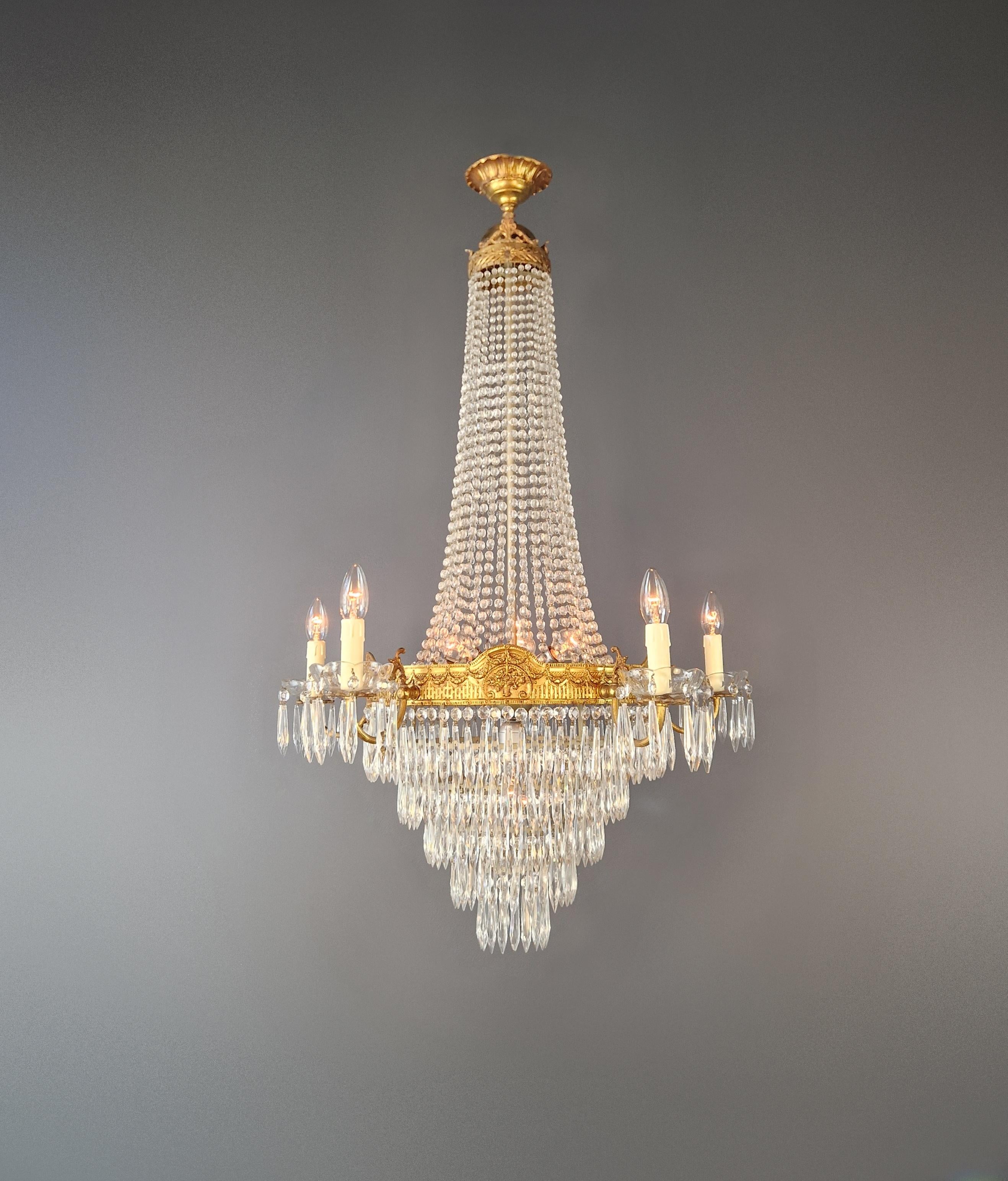 Magnifico lampadario impero con perline e prismi di cristallo - restaurato con competenza

Questo imponente lampadario in classico stile Impero, ispirato al design francese della fine del XIX secolo, è stato completamente restaurato dal nostro team
