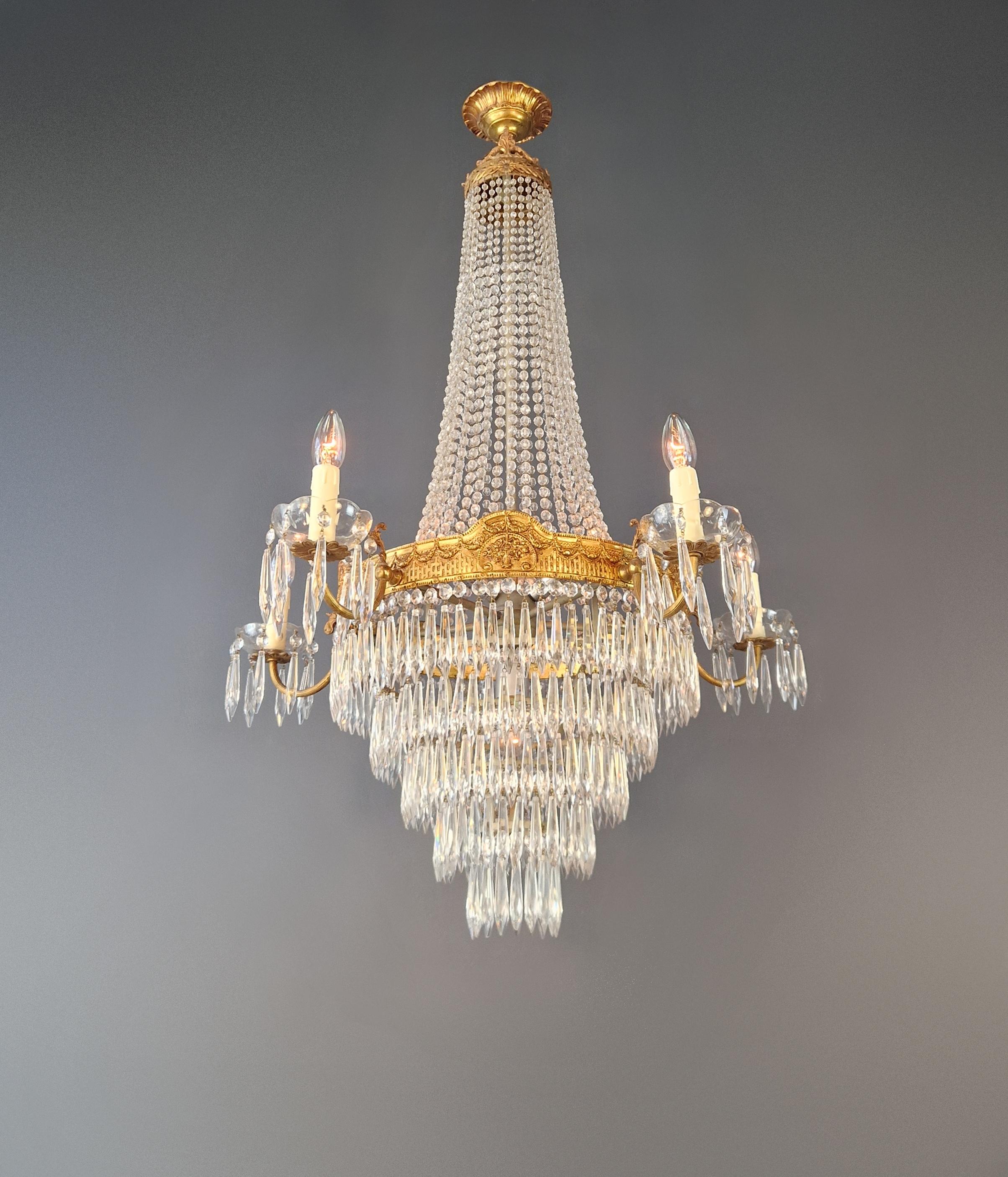 Antico lampadario di cristallo Impero Perline di cristallo a più livelli Prismi di cristallo francese In condizioni buone in vendita a Berlin, DE