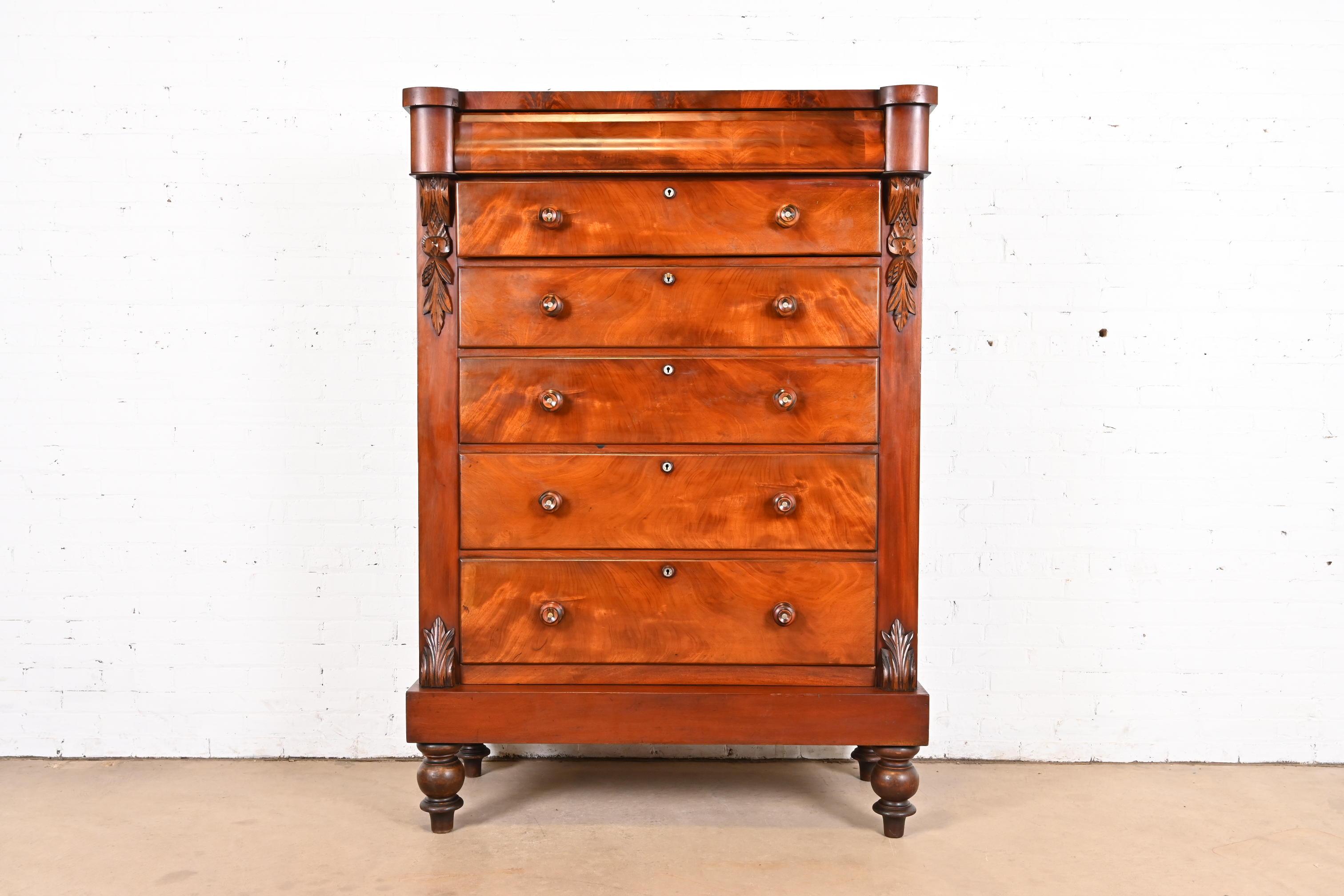 Uno splendido comò o cassettone antico in mogano a fiamma impero o vittoriano con intarsi in madreperla

Scozia, circa 1880

Misure: 48,25