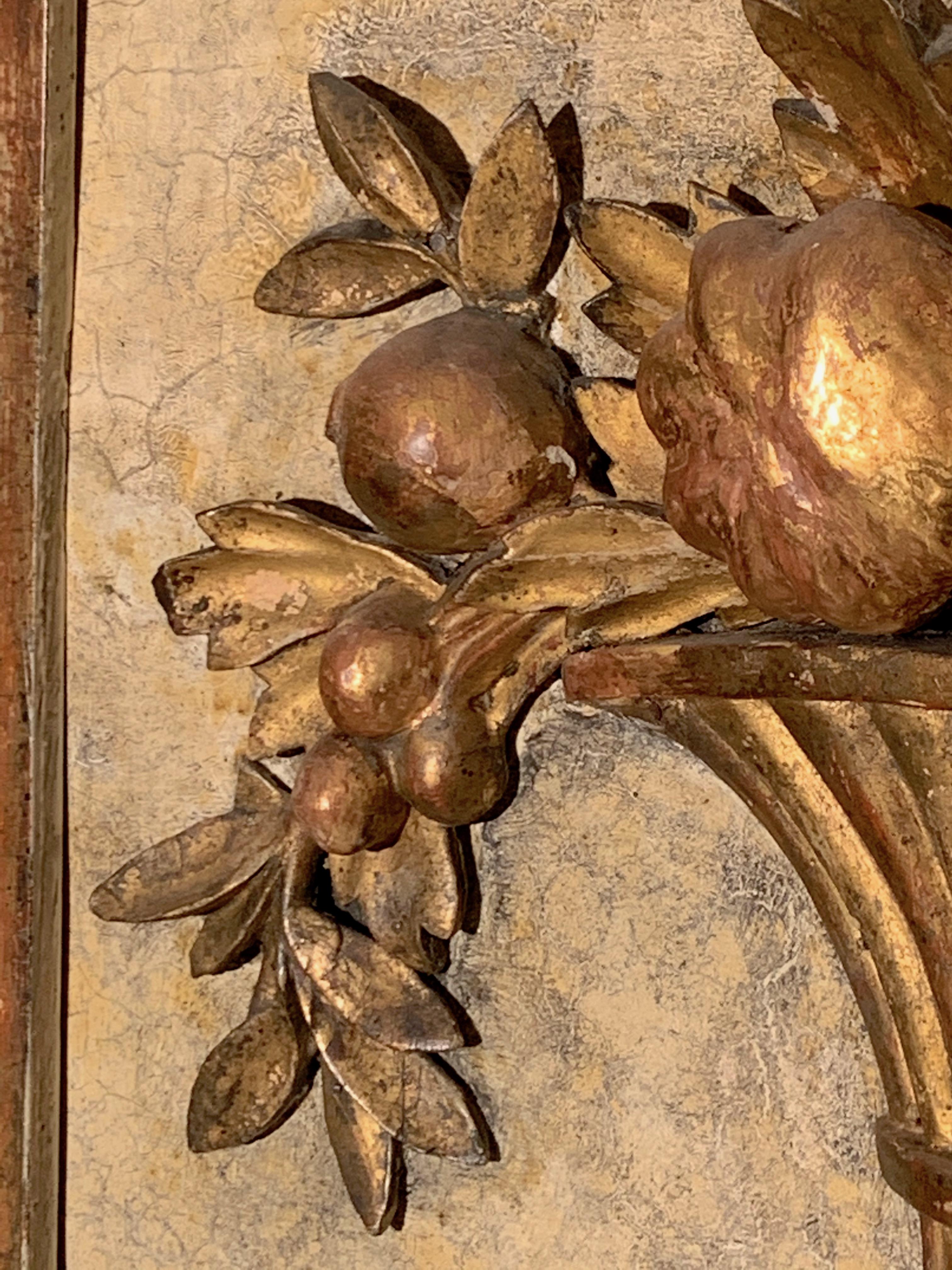 Ce magnifique trumeau en bois de hêtre est finement sculpté de deux colonnes et d'un basquet rempli de fruits et de fleurs. Les boiseries en haut-relief sont partiellement couvertes et ont conservé leur peinture d'origine.