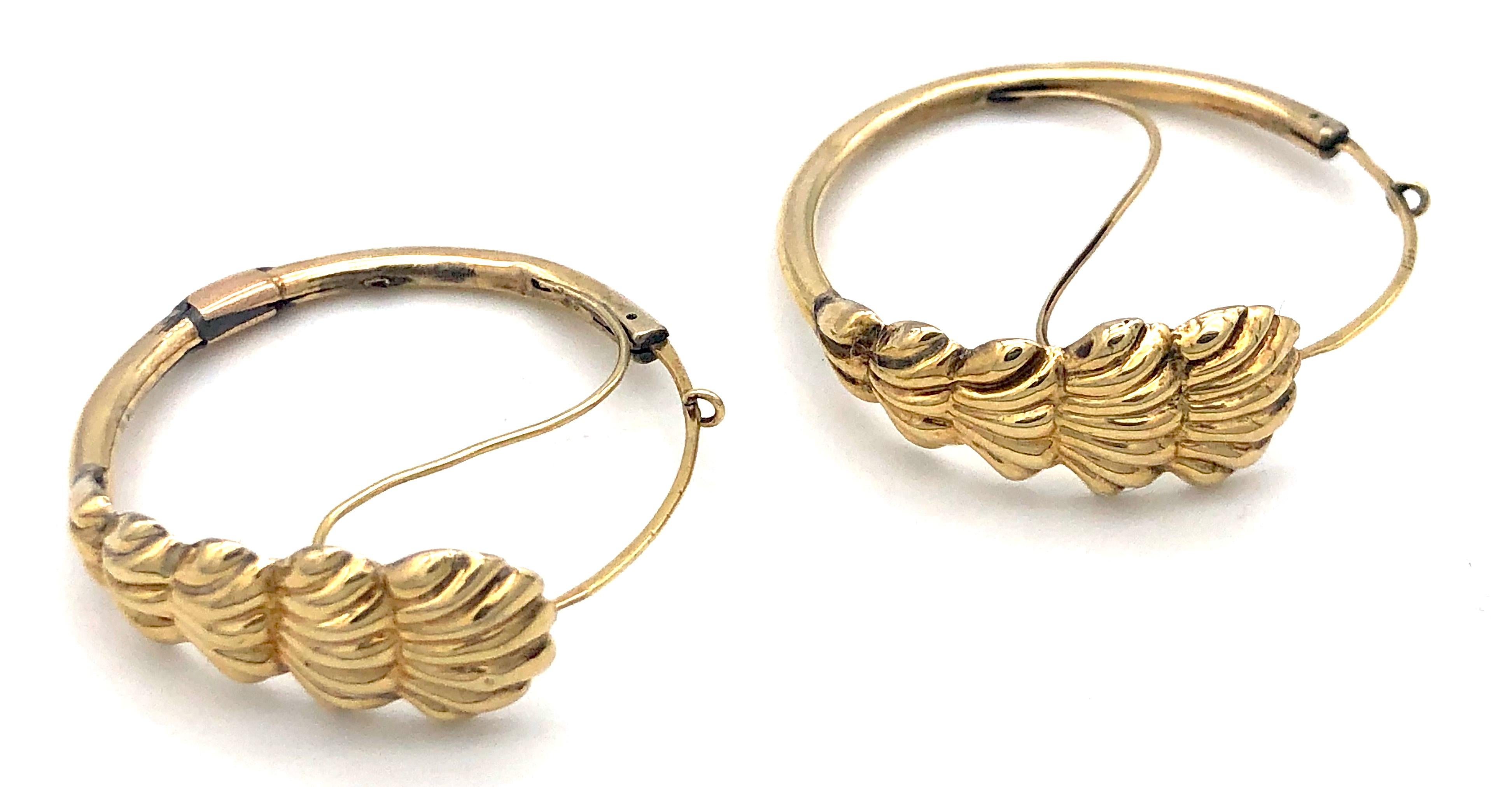 This rare pair of 14kt gold hoop earrings dates back to the second decade of the nineteenth century.
The hoops feature each five embossed scallops decreasing in size.
This timeless but wearable earrings have been much loved and worn. That makes them