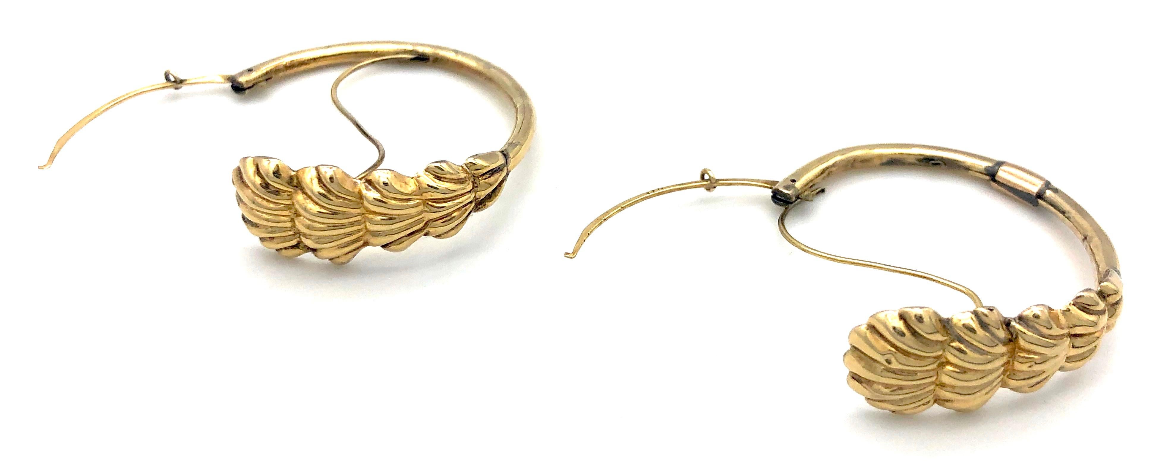 Antique Empire 14 Karat Gold Hoops Scallop Ornaments In Good Condition For Sale In Munich, Bavaria
