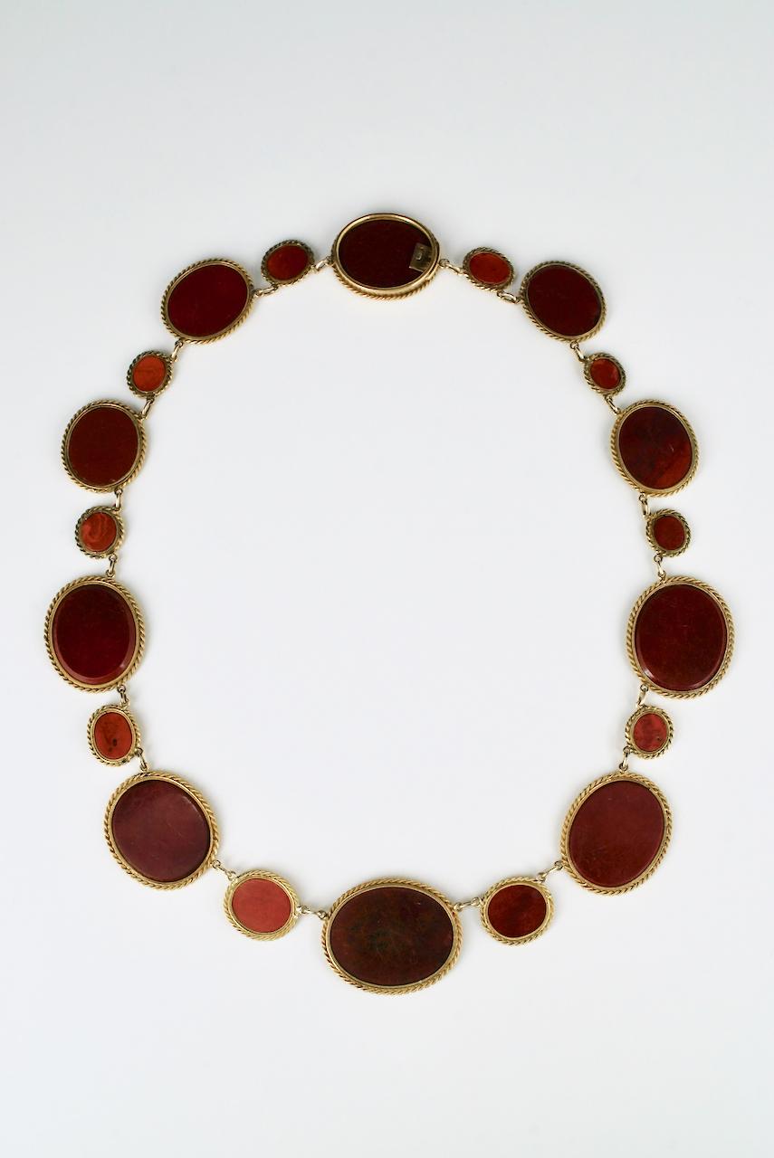 Eine archäologische Halskette aus 18k Gelbgold und Mikromosaik aus dem frühen 19. Jahrhundert - eine seltene Empire-Halskette, bestehend aus 10 größeren ovalen Tafeln aus dunkelrotem Jaspis, die mit feinen Mikromosaikbildern verschiedener römischer