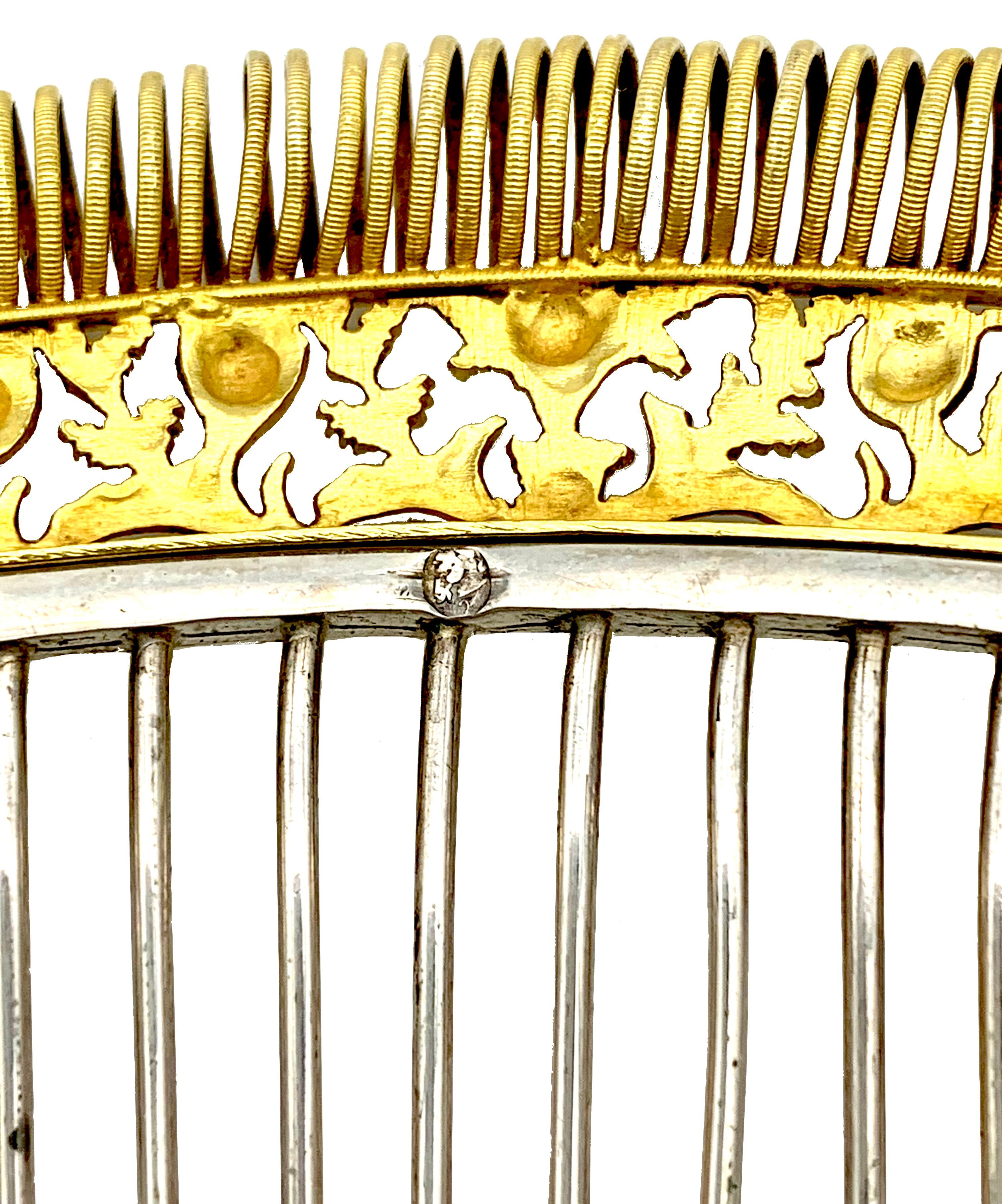 Ancienne tête de peigne Empire ornée d'ornements argent Ormulou Laiton bicolore doré Pour femmes en vente