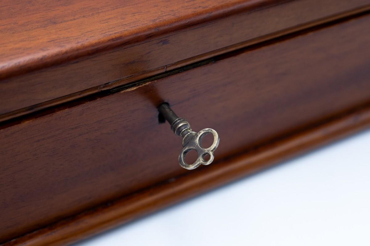 Antico portagioie in stile Impero 
Realizzato in legno di noce con intarsio del motivo del vaso scrigno romano 
L'interno della scatola è stato rinnovato nel nostro laboratorio con scomparti per gioielli in velluto nero. 
La scatola può essere
