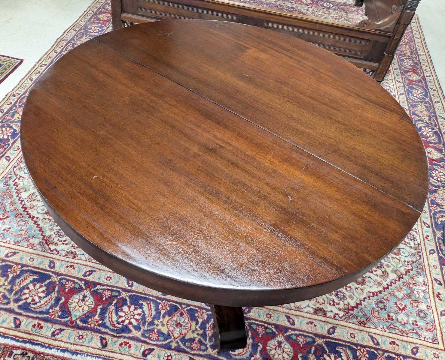 Ancienne table à manger Empire en acajou, ronde, ovale en vente 2